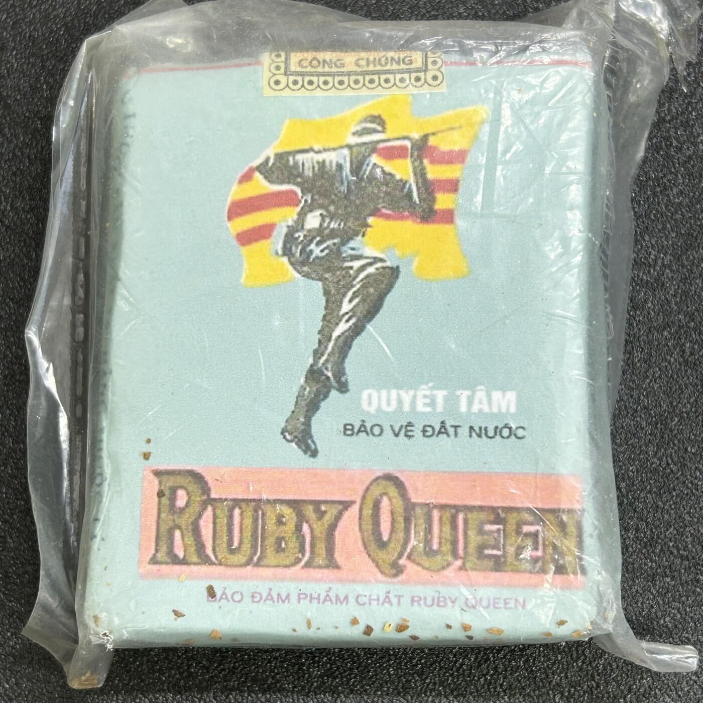 西秦中古拍卖第六十八期 美国橙县南越遗孤制作 共和国军绿宝石香烟纪念版 非常不错的重演道具