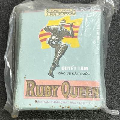 西秦中古拍卖第六十八期 - 美国橙县南越遗孤制作 共和国军绿宝石香烟纪念版 非常不错的重演道具