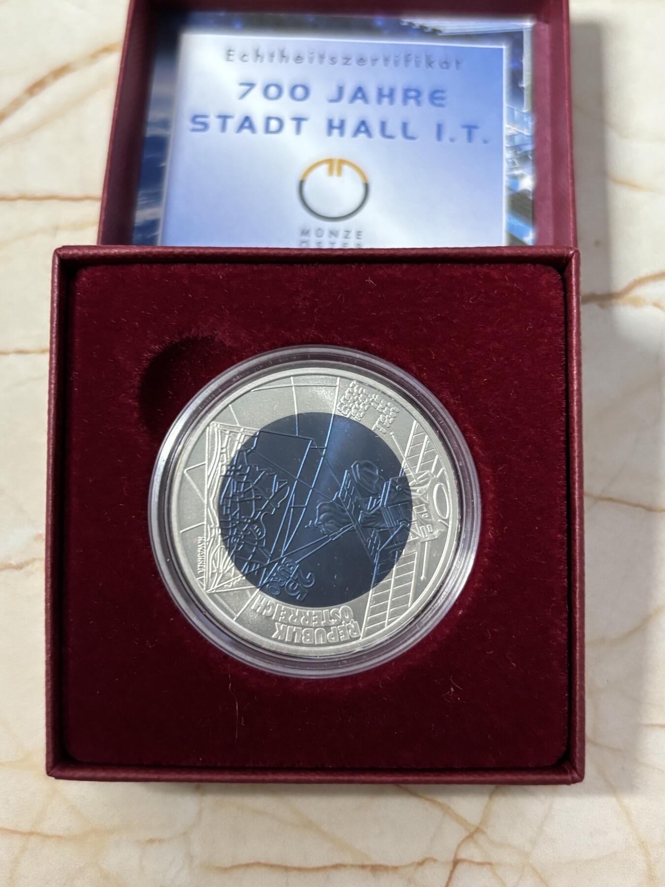 第184期拍卖 克劳斯获奖币奥地利2003年银铌镶嵌1市政厅700周年双金属币，900银/998铌，重10克/7.15克，直径34毫米，发行50000枚，没有纸套