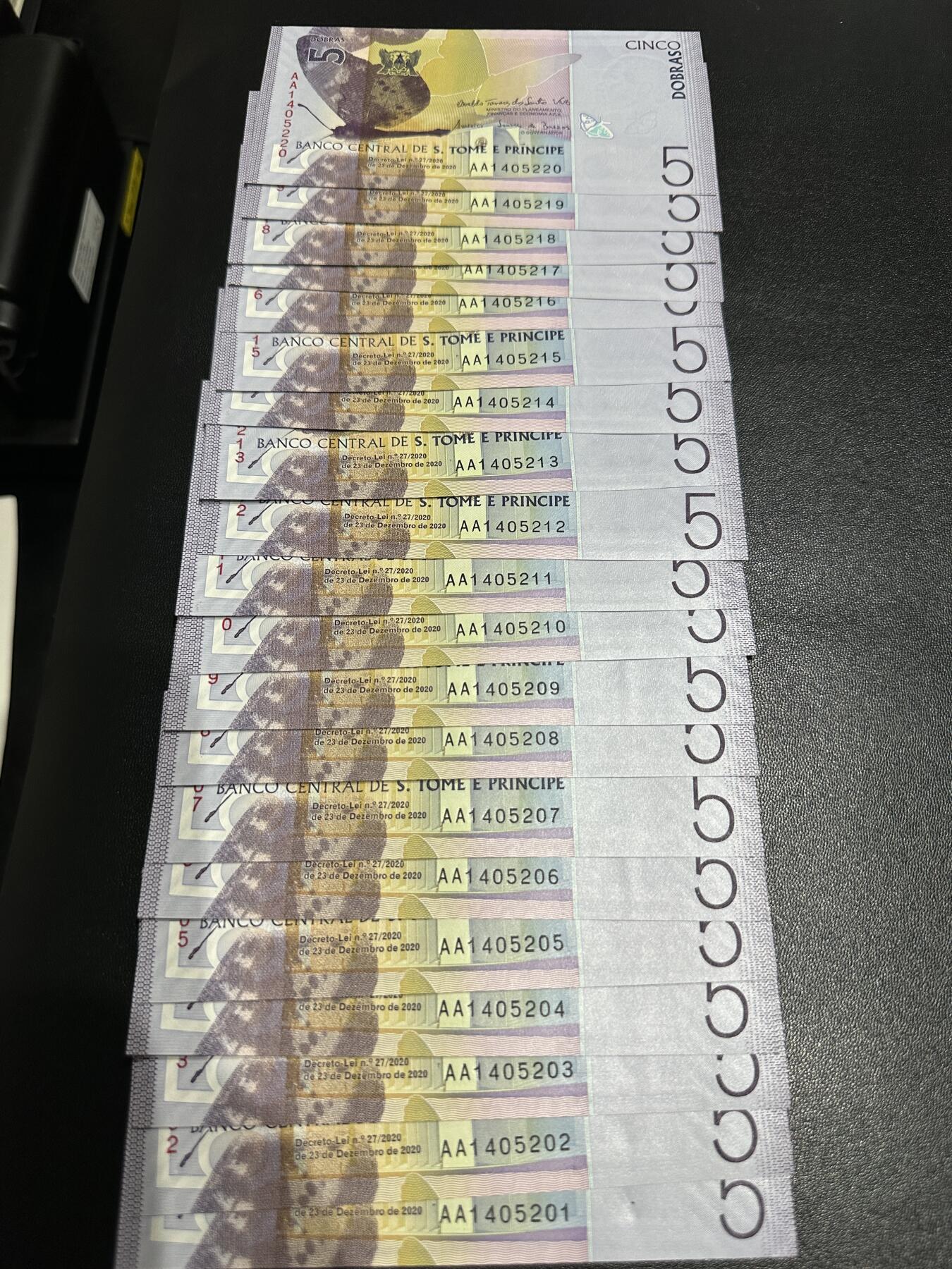 《外钞收藏家》第五百九十一期（畅拍场）（本平台长期征集拍品、欢迎藏友们联系合作） 2020年圣多美和普林西比5元 标准20连号 全新UNC AA冠