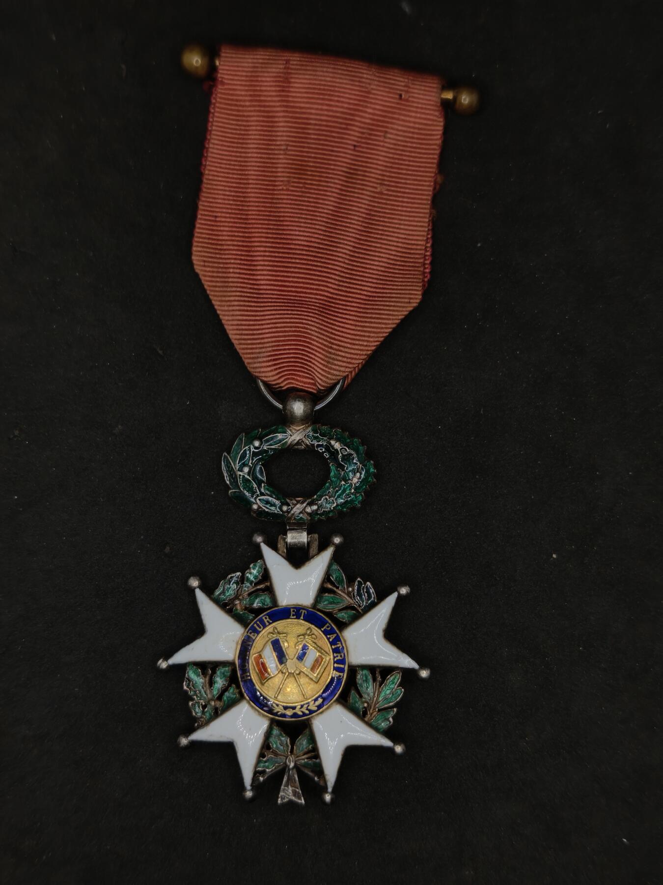 凯旋世界勋赏（第20期）（欢迎送拍）（对拍品有疑问请询问客服，不接受到手刀，出价默认拍品品相。请认真阅读拍卖规则！出价默认已认可！）（收到货请录制开箱视频，无视频概不处理问题。） 法国荣誉军团勋章三共，核心金制，打金银合标