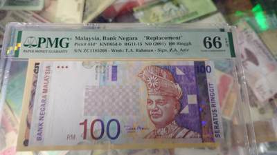 世界钱币～微拍第218期暨2025年第58期  老库存低价起拍 - 2001年马来西亚100林吉特补号zc 无47尾号208 PMG66E