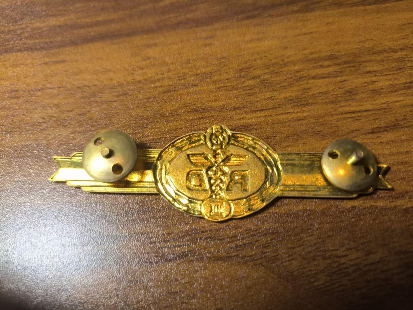 罗岚⭐新藏⭐特惠专拍第一场-分享拍场赚佣 民主德国人民军二级医疗技能章 带背轮 成色好出造型必备（少见）