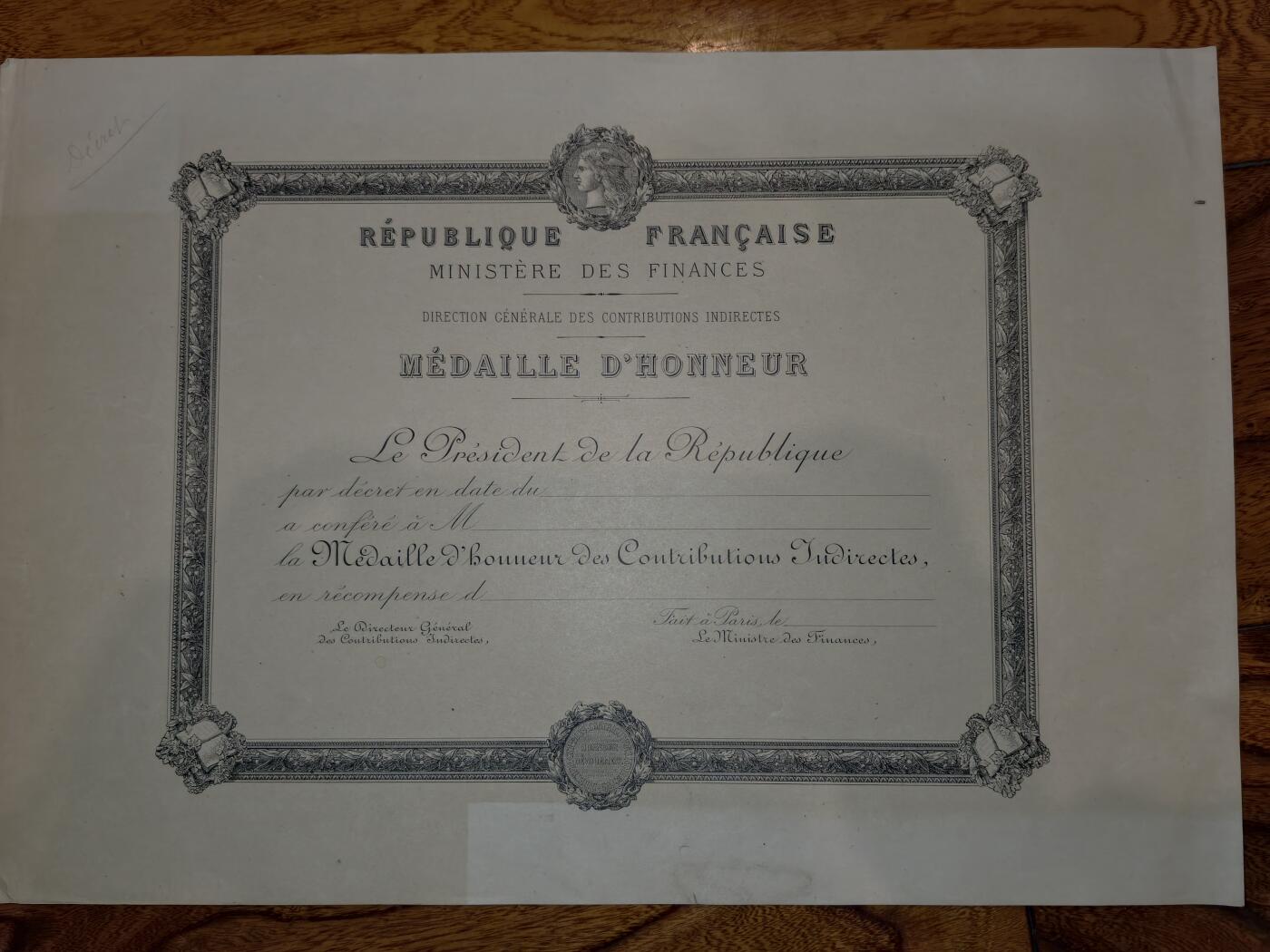 凯旋世界勋赏（第20期）（欢迎送拍）（对拍品有疑问请询问客服，不接受到手刀，出价默认拍品品相。请认真阅读拍卖规则！出价默认已认可！）（收到货请录制开箱视频，无视频概不处理问题。） 法国财政部间接税总局颁发的“间接税荣誉勋章”授予证书，是法国财政系统的官方荣誉文件模板。