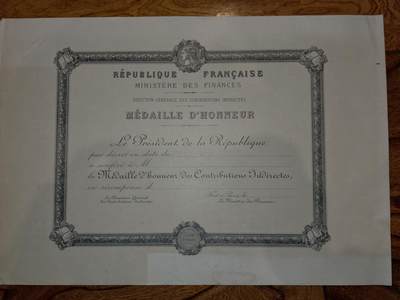 凯旋世界勋赏（第20期）（欢迎送拍）（对拍品有疑问请询问客服，不接受到手刀，出价默认拍品品相。请认真阅读拍卖规则！出价默认已认可！）（收到货请录制开箱视频，无视频概不处理问题。） - 法国财政部间接税总局颁发的“间接税荣誉勋章”授予证书，是法国财政系统的官方荣誉文件模板。