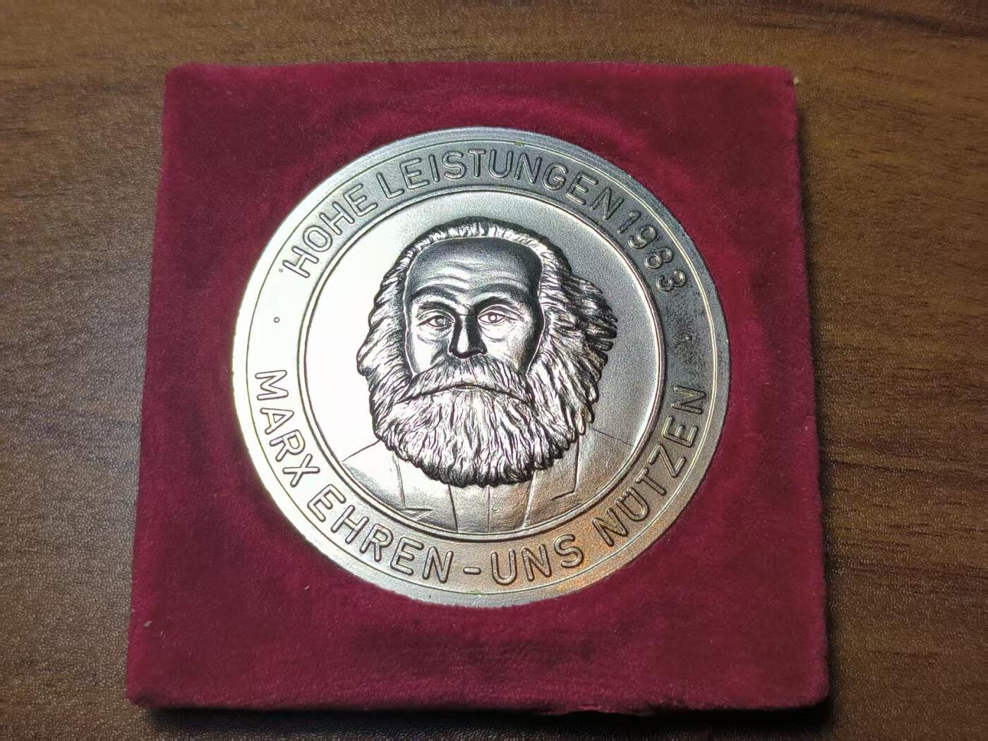 罗岚⭐新藏⭐特惠专拍第一场-分享拍场赚佣 民主德国“卡尔·马克思年”哈雷地区党委模范勋章牌带盒