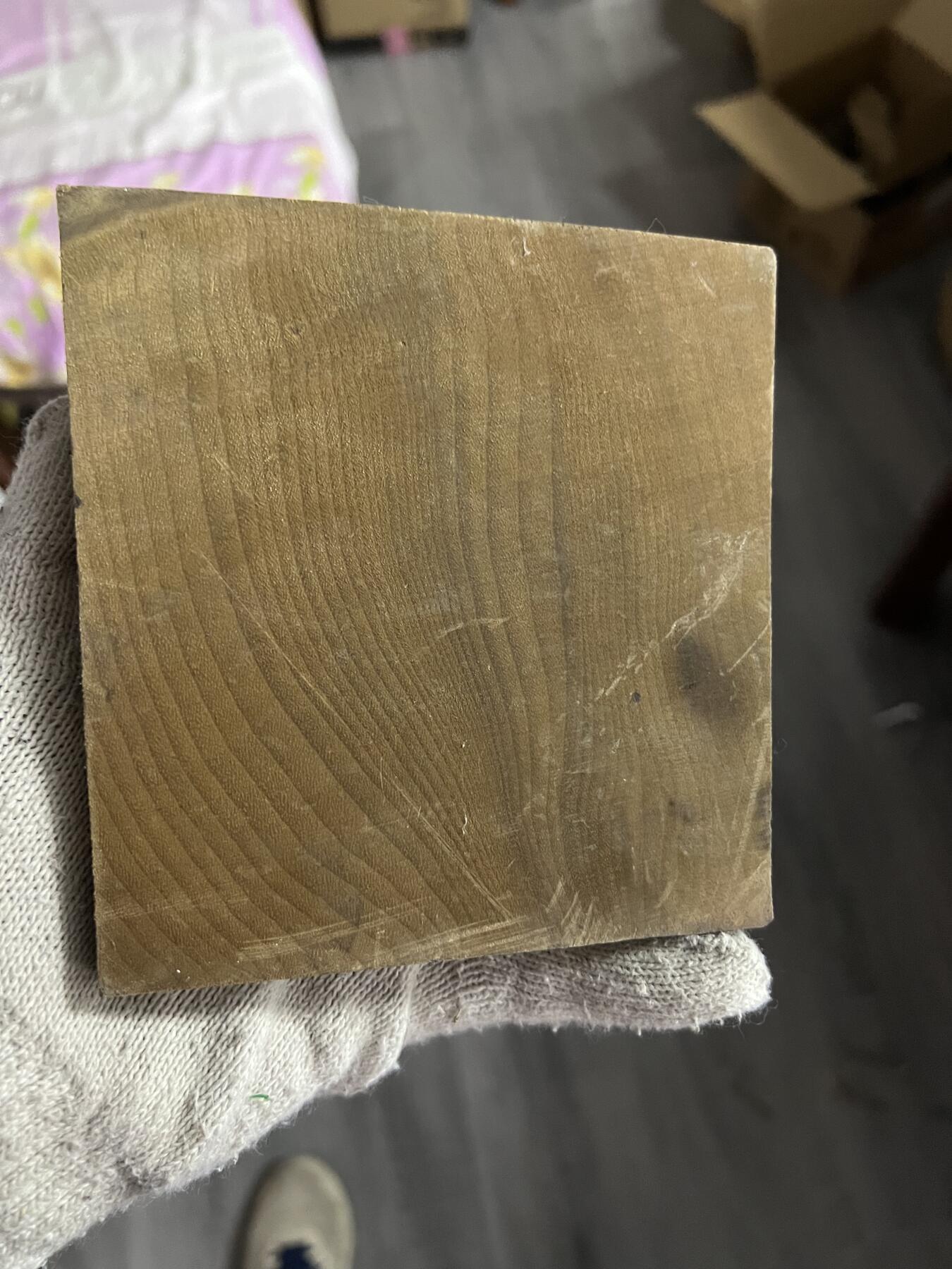 零元拍：NO.5 金丝楠牌子 满金丝 果香满满 尺寸：12.5/13/1.5CM。因为是原材料，木材还未干透