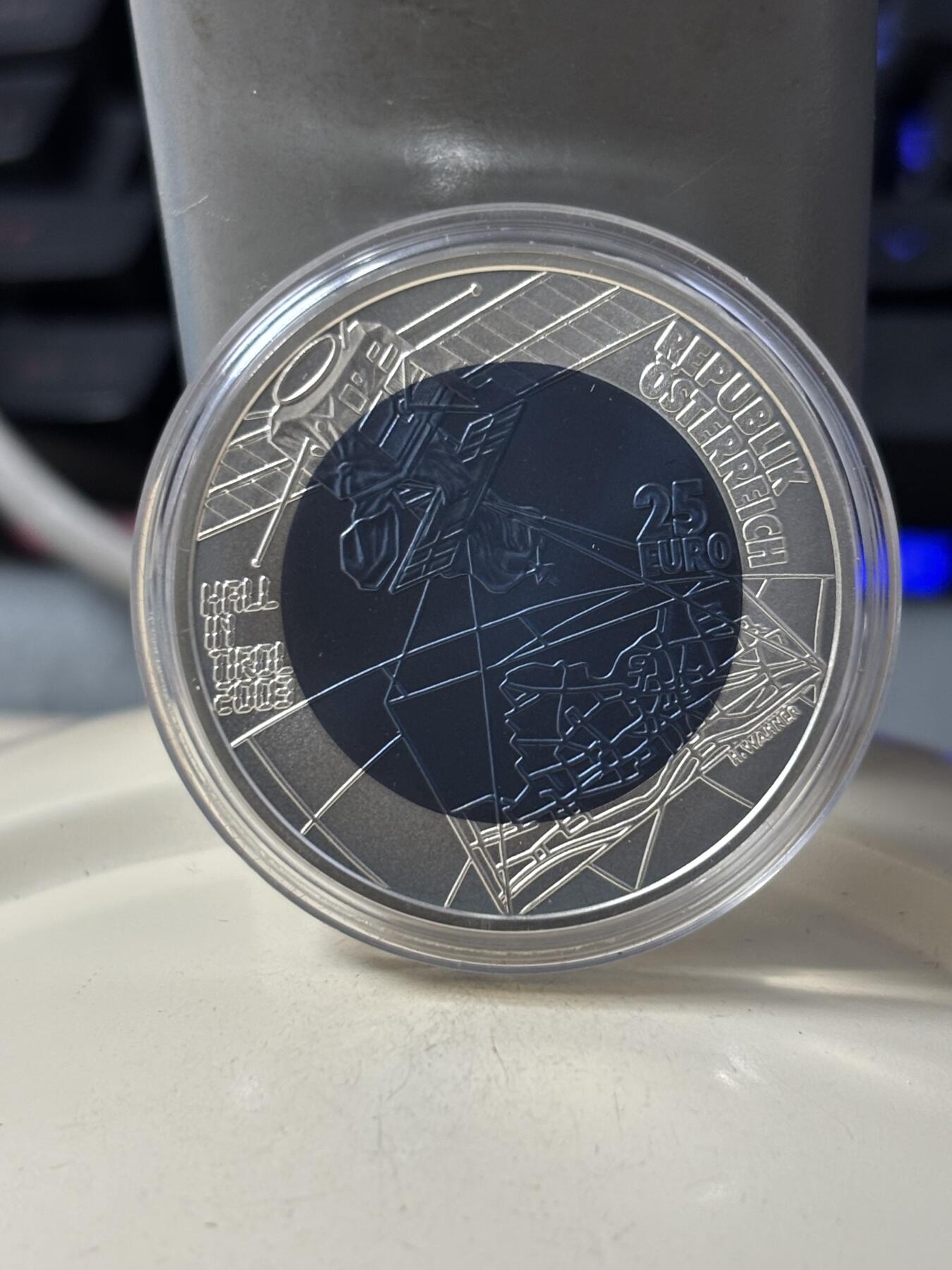 第184期拍卖 克劳斯获奖币奥地利2003年银铌镶嵌1市政厅700周年双金属币，900银/998铌，重10克/7.15克，直径34毫米，发行50000枚，没有纸套