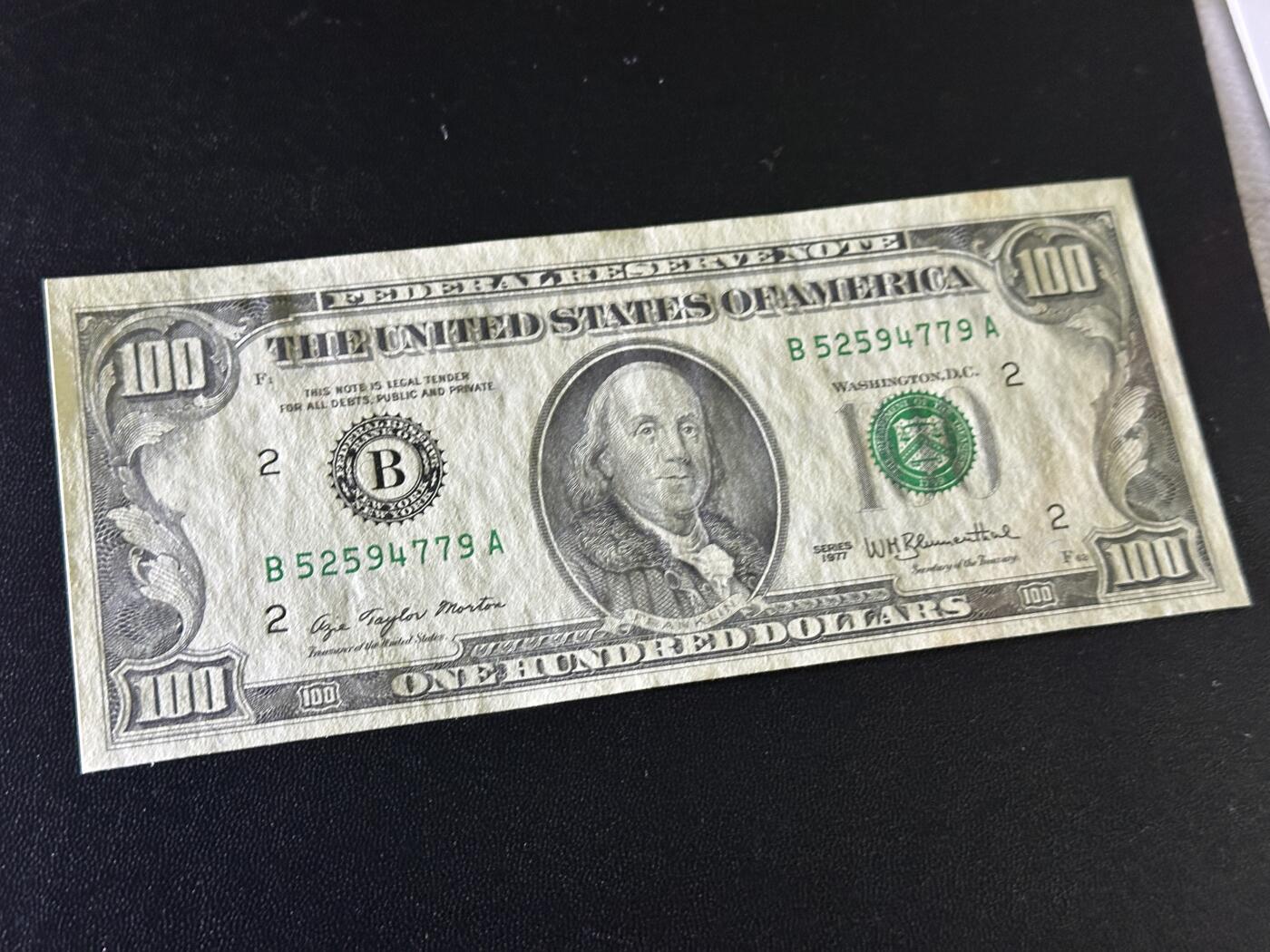 《外钞收藏家》第五百九十一期（畅拍场）（本平台长期征集拍品、欢迎藏友们联系合作） 1977年美国小头版100美元 无折 但有个黄斑