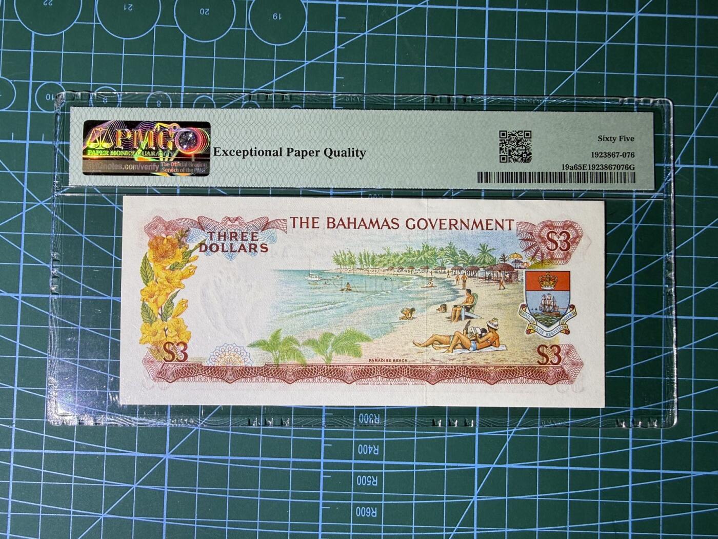 【炜奕收藏】，第五十二期 1965元巴哈马3元彩背，PMG65分，政府版初版A冠