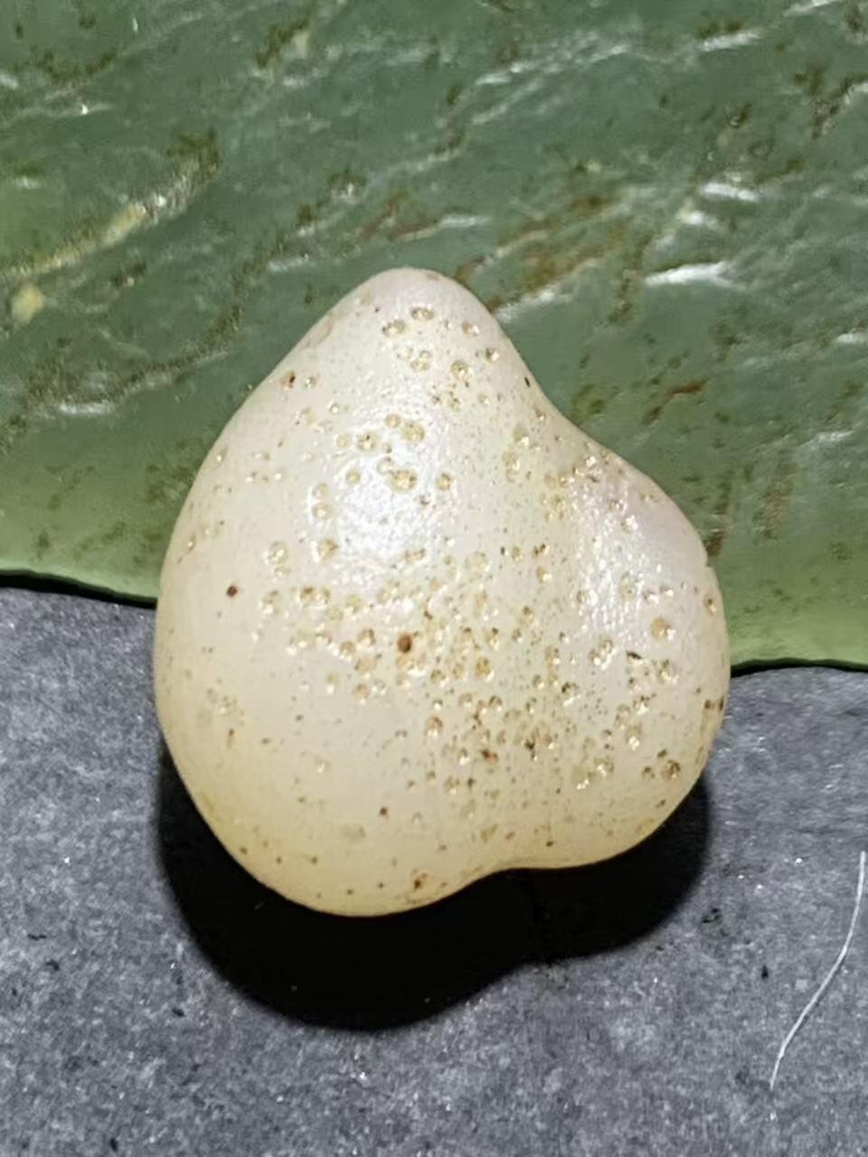 精美天然戈壁阿拉善寿桃形玛瑙原石一颗，