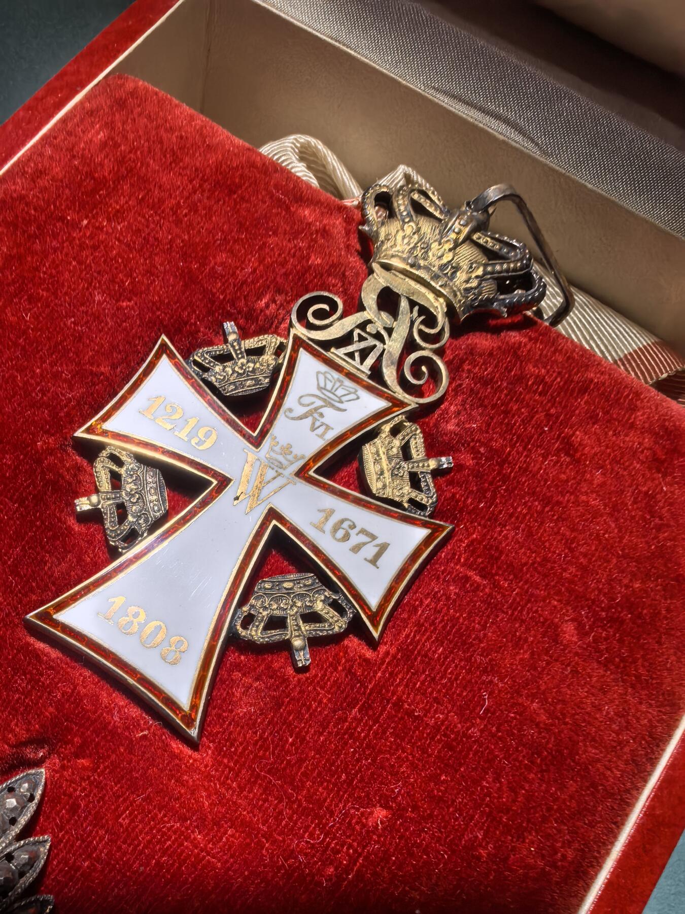 盛世勋华——号角文化勋章邮票专场拍卖第291期 丹麦 大十字级国旗勋章 原盒带厂标 银质带银标厂标 弗里德里克九世版 1940-1950年代 类似后期版本不带盒eMedals售价4500美元参见图10