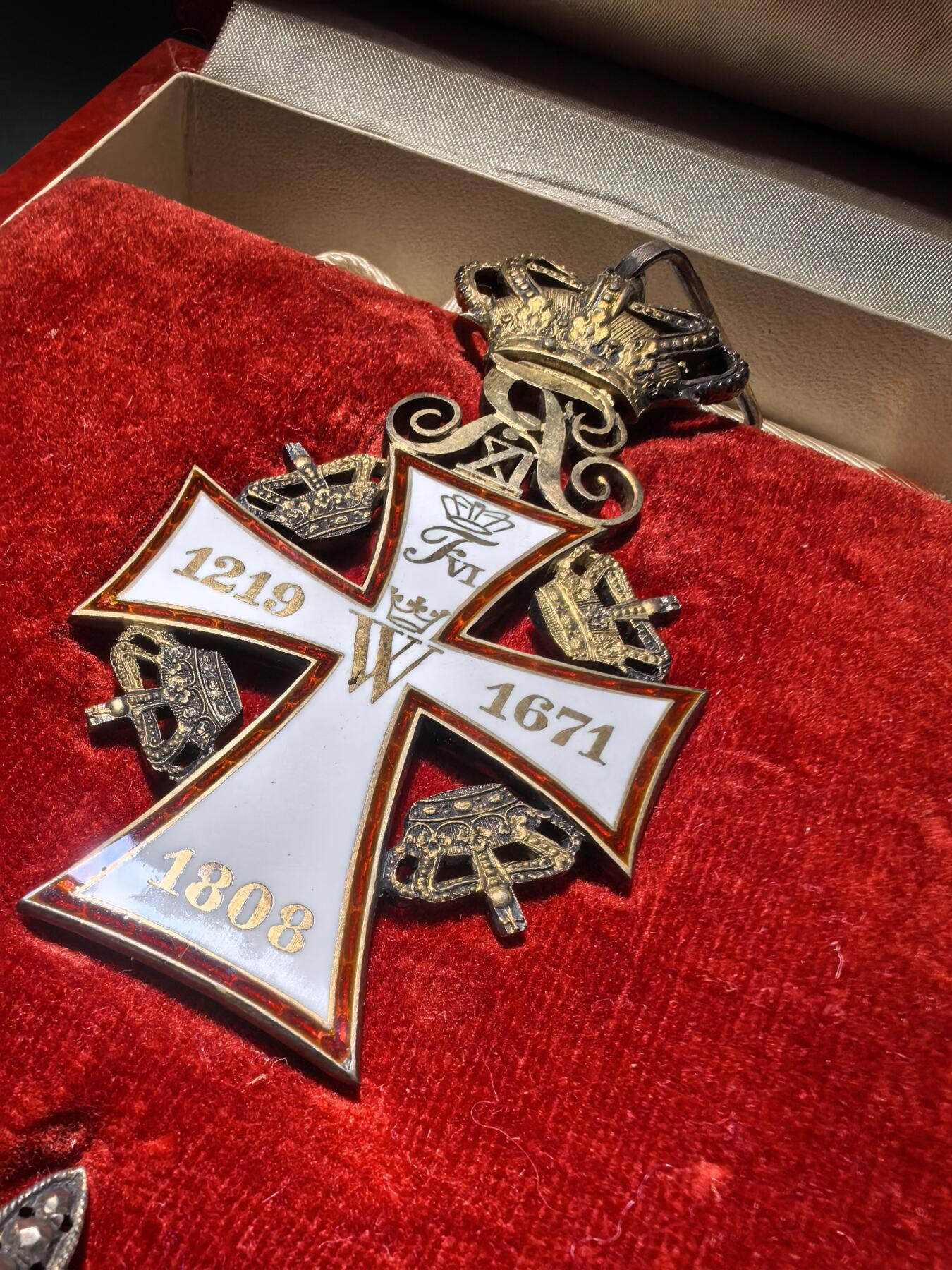 盛世勋华——号角文化勋章邮票专场拍卖第291期 丹麦 大十字级国旗勋章 原盒带厂标 银质带银标厂标 弗里德里克九世版 1940-1950年代 类似后期版本不带盒eMedals售价4500美元参见图10