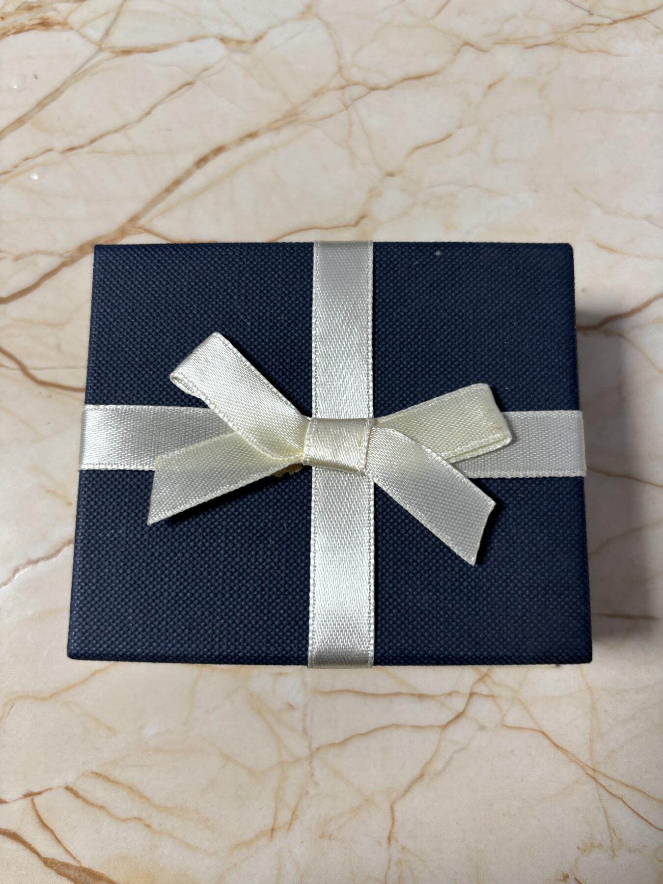 第184期拍卖 喀麦隆2019年四叶草镶嵌水晶纪念银币吊坠，925银，2.2克，发行500枚