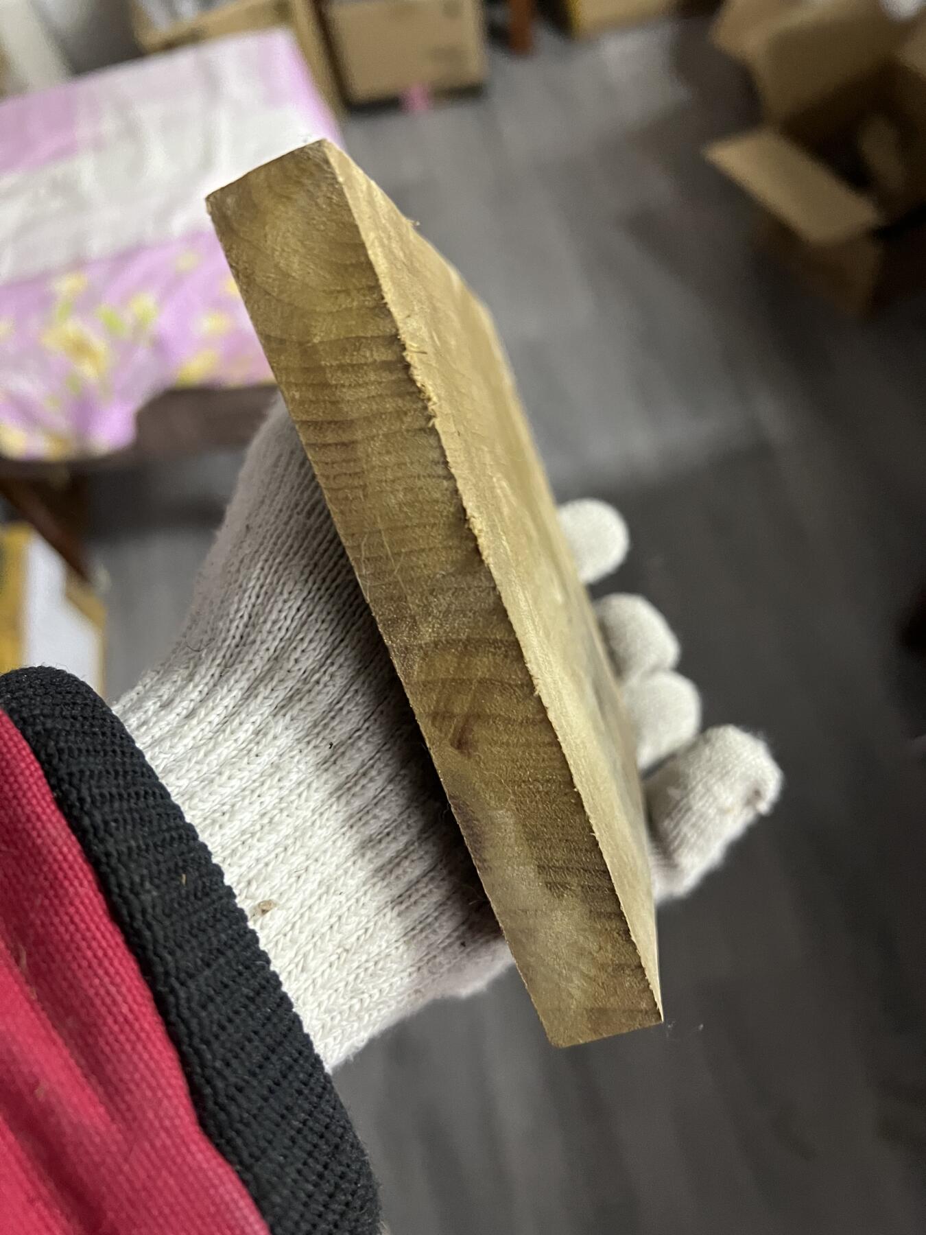 零元拍：NO.5 金丝楠牌子 满金丝 果香满满 尺寸：12.5/13/1.5CM。因为是原材料，木材还未干透