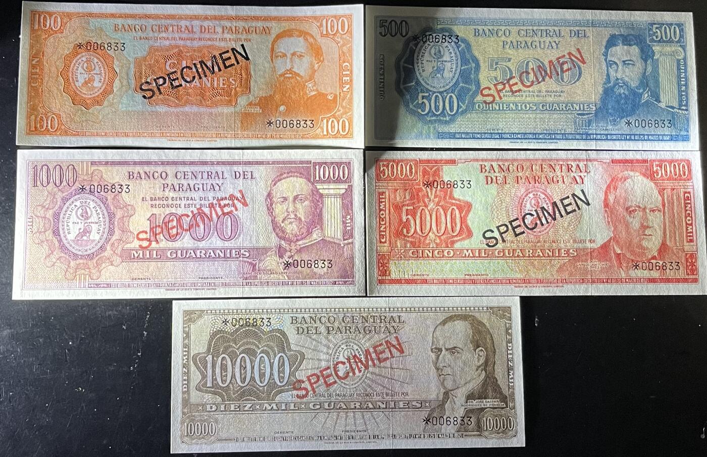 小福收藏拍卖第197期 裸钞场 本期有多张豹子号靓号 百慕大03年50元纪念钞百位号 马来亚和英属婆罗洲开国第一张纸币大冠女王 马来亚 41年1元英王乔六 法属太平洋10000法郎 捷克1000克朗纪念钞千位号  卢森堡 1000法郎  萨尔瓦多样钞 匈牙利 法罗群岛 危地马拉等多国精美纸币 巴拉圭 1979年 100 500 1000 5000 10000瓜拉尼 样钞 全同千位号006833 5张套 unc