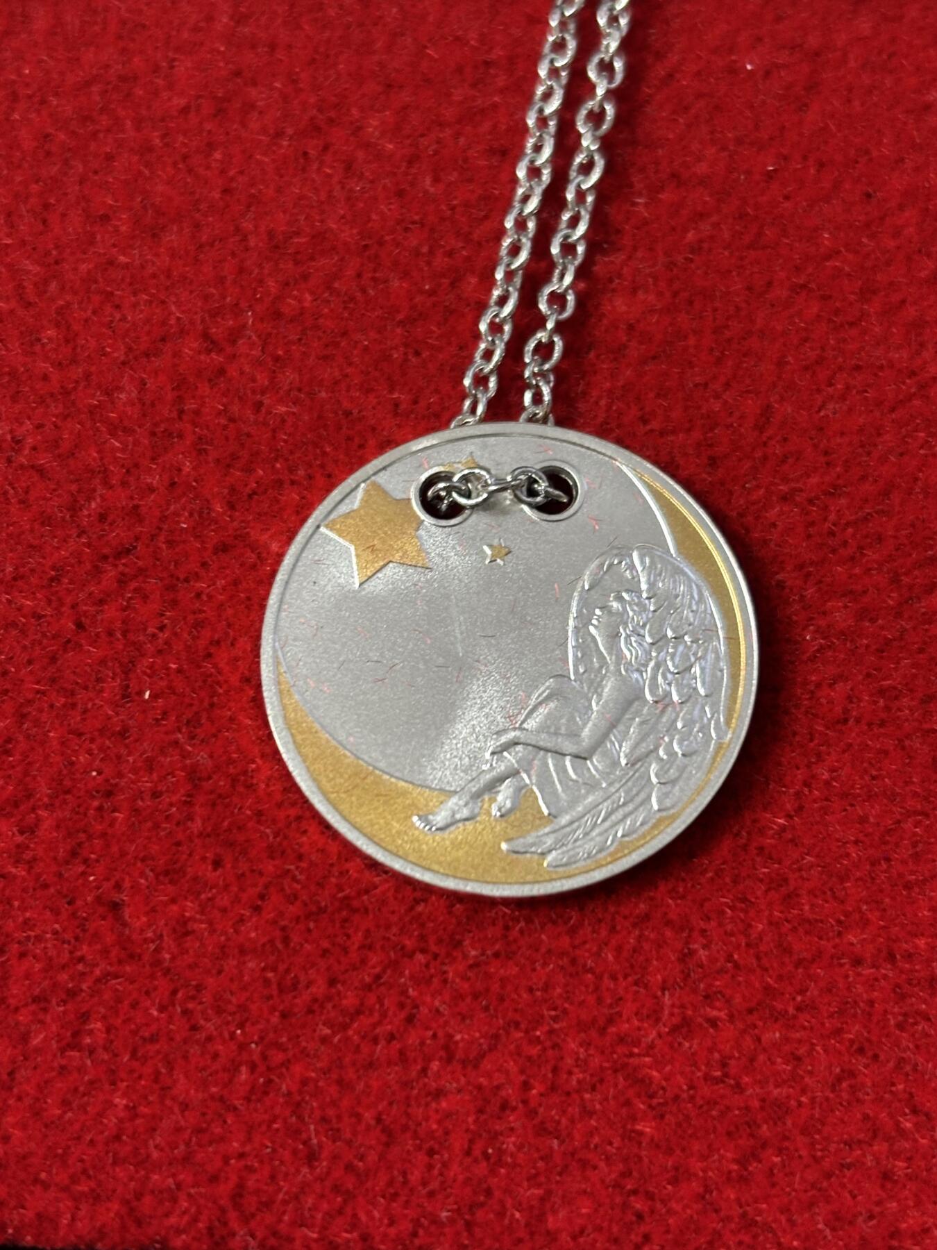 第184期拍卖 喀麦隆2018年星月天使金边币边双圆孔项链吊坠镀24K金精制银币，925银，8.8克，发行999枚