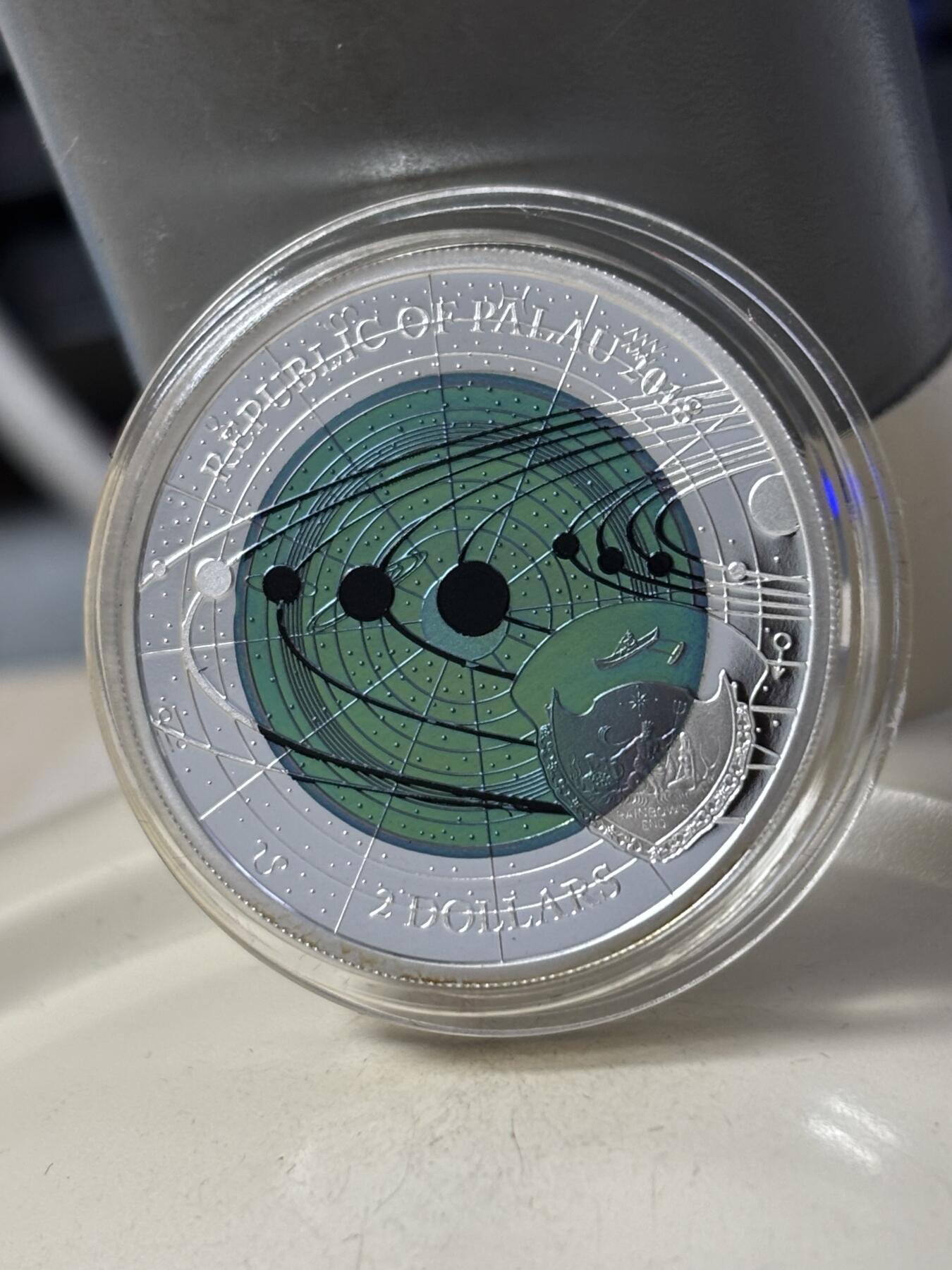 第184期拍卖 帕劳2018年太阳系系列2天王星镶蓝色铌金属彩银币，金属:999银/998铌，重量:15克(8.3克银/6.7克铌），发行：3000枚