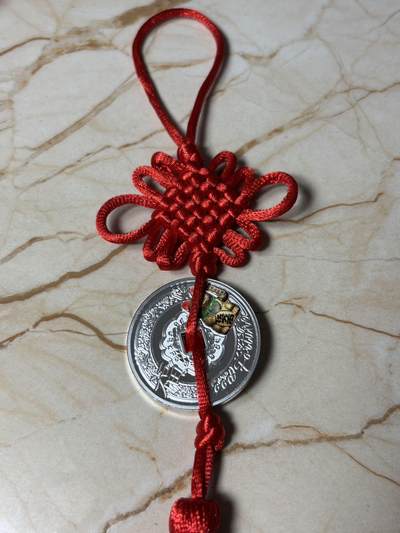 第184期拍卖 - 喀麦隆2018年幸运钱币系列招财猫彩色中空银币带红袋证书，999银，14.14克，发行量999枚