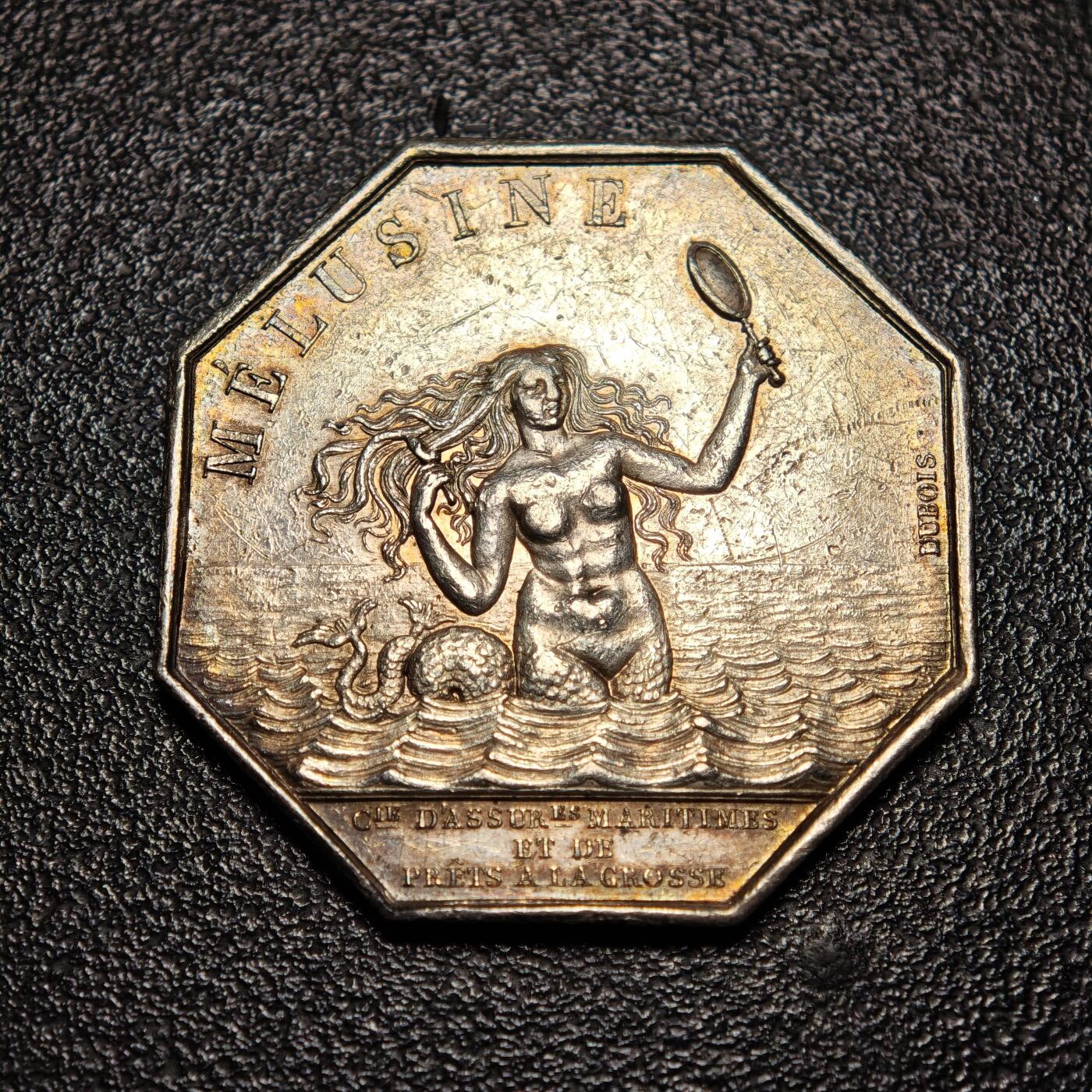 【德藏】世界币章拍卖第156期（拍品征集中~欢迎藏友联系） 名誉品 1832-1841年 法国海洋保险公司美人鱼海妖八角银质代币银章 油灯边铭 (新版法国八角代用币目录封面同款) 浓墨重彩包浆 直径约：33mm；重约：16.9g