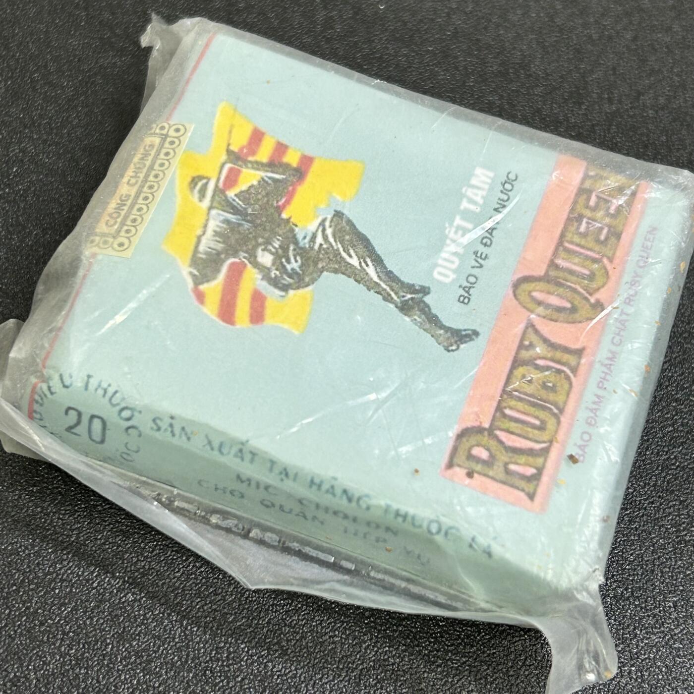 西秦中古拍卖第六十八期 美国橙县南越遗孤制作 共和国军绿宝石香烟纪念版 非常不错的重演道具