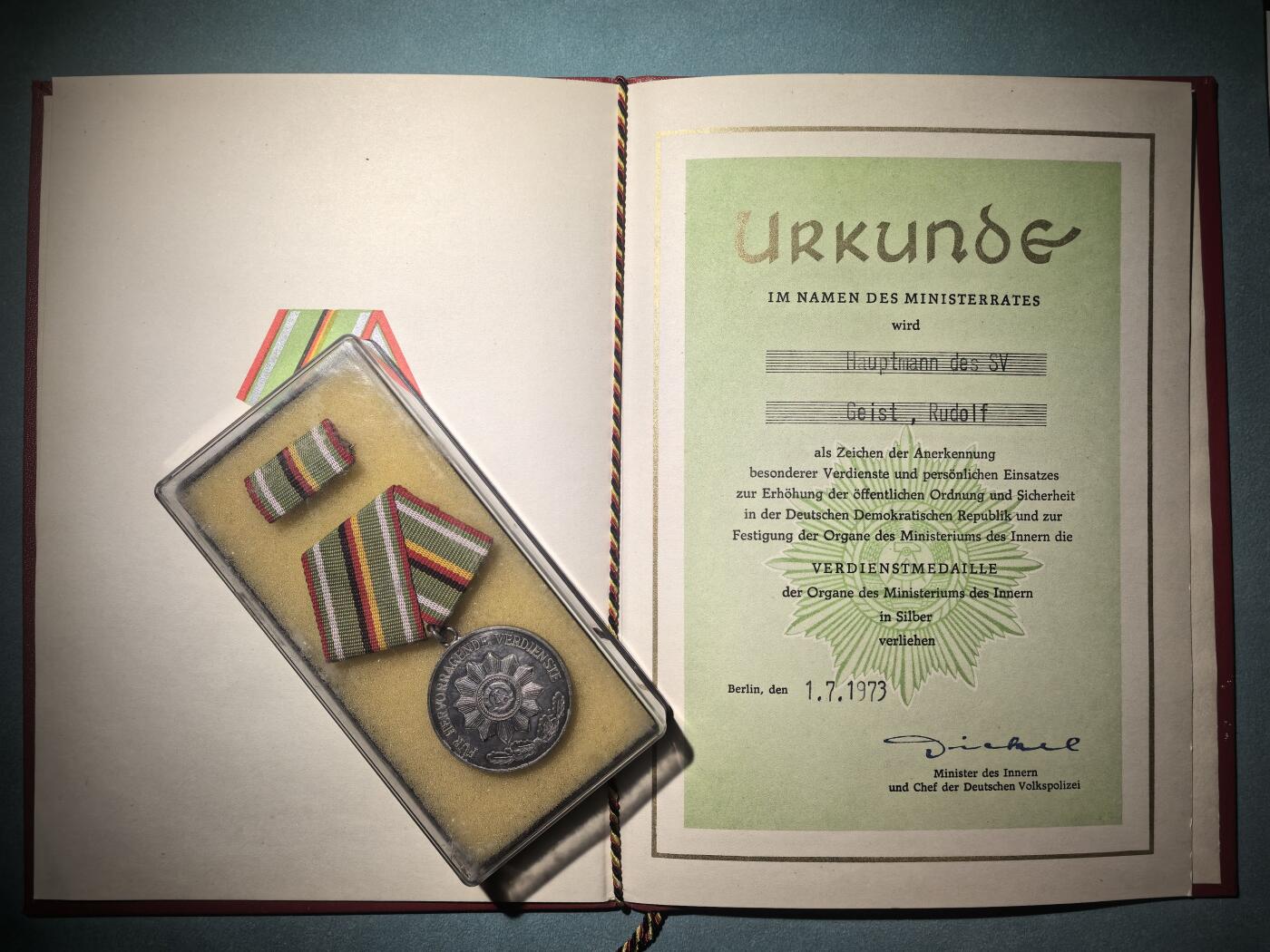 盛世勋华——号角文化勋章邮票专场拍卖第291期 东德人民警察少校Rudolf Geist所获勋赏之 内务部银级功劳奖章 原盒带略1978年证书 