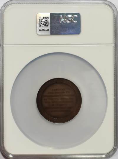 博洋堂世界钱币拍卖第150期（全场包邮） NGC MS64 意大利1900年加尔默罗赤足会纪念基督圣体教堂落成铜章，铜光十足，48mm大尺寸超大盒。正面铭文为加尔默罗赤足会神父在二十世纪黎明之际纪念基督圣体教堂落成，背面是圣经中最经典的故事：耶稣复活，画面顶部光芒四射的灯塔象征复活的耶稣本人，两位天使坐在耶稣的空坟墓边周围有云朵环绕，神圣和艺术意味十足，该画面选自《马太福音》28：6。