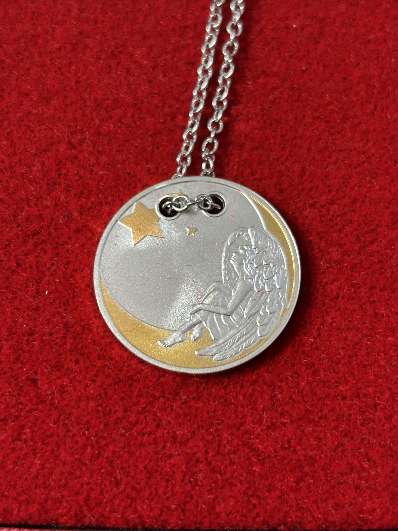 第184期拍卖 喀麦隆2018年星月天使金边币边双圆孔项链吊坠镀24K金精制银币，925银，8.8克，发行999枚