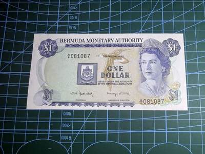 【炜奕收藏】，第五十二期 - 1982年百慕大1元，UNC-品相，左上角有个1mm裂口