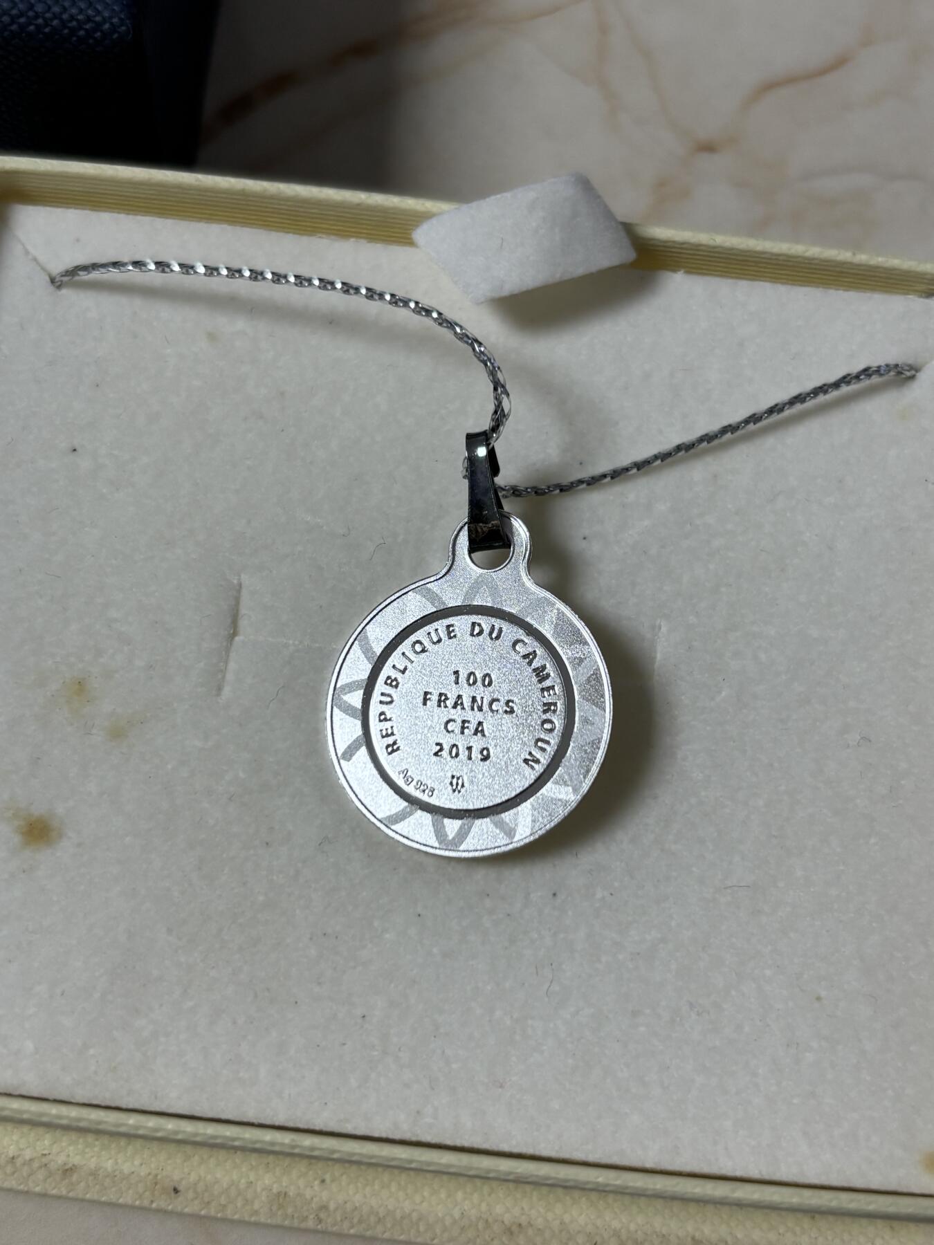 第184期拍卖 喀麦隆2019年四叶草镶嵌水晶纪念银币吊坠，925银，2.2克，发行500枚