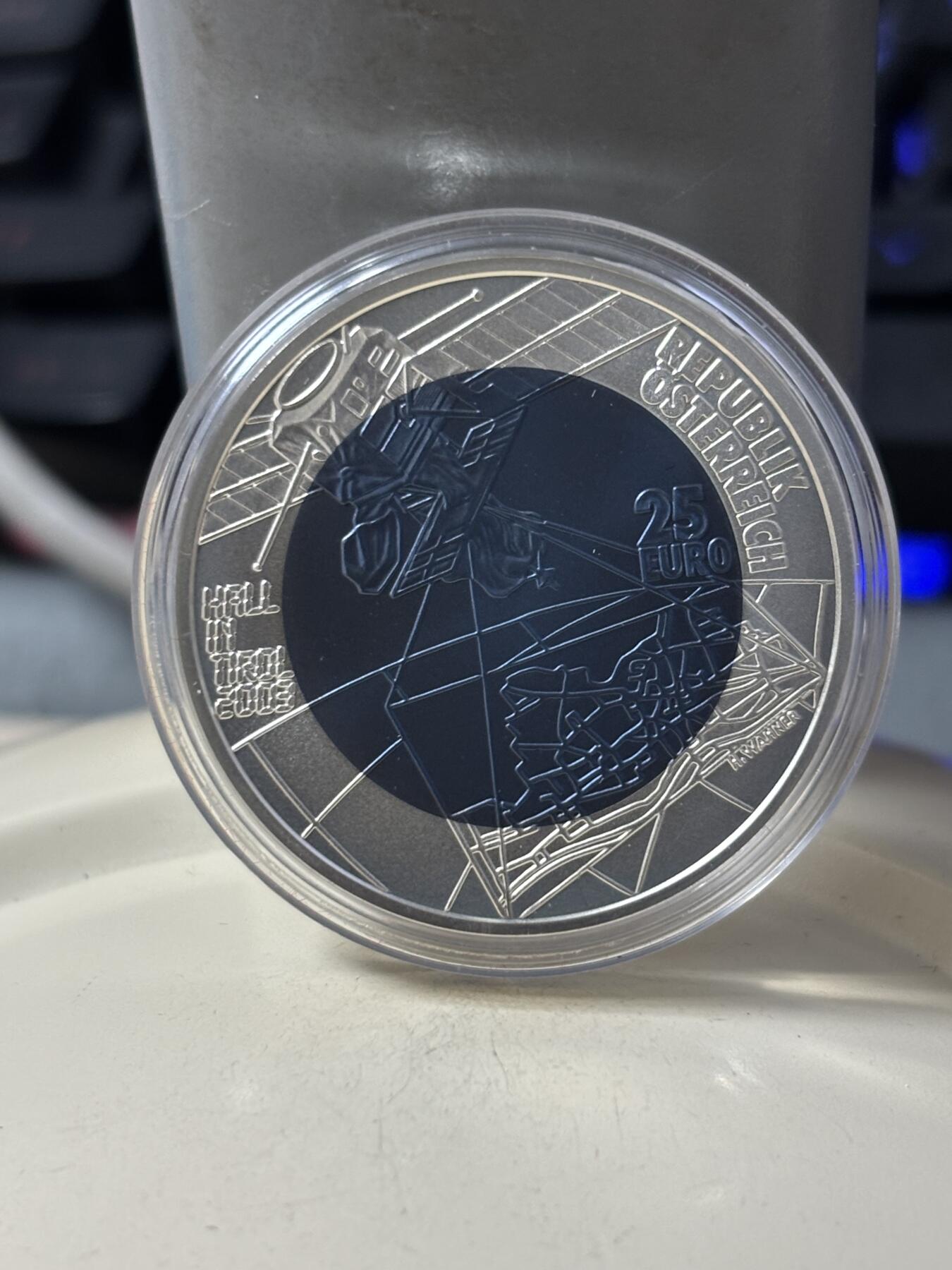 第184期拍卖 克劳斯获奖币奥地利2003年银铌镶嵌1市政厅700周年双金属币，900银/998铌，重10克/7.15克，直径34毫米，发行50000枚，没有纸套