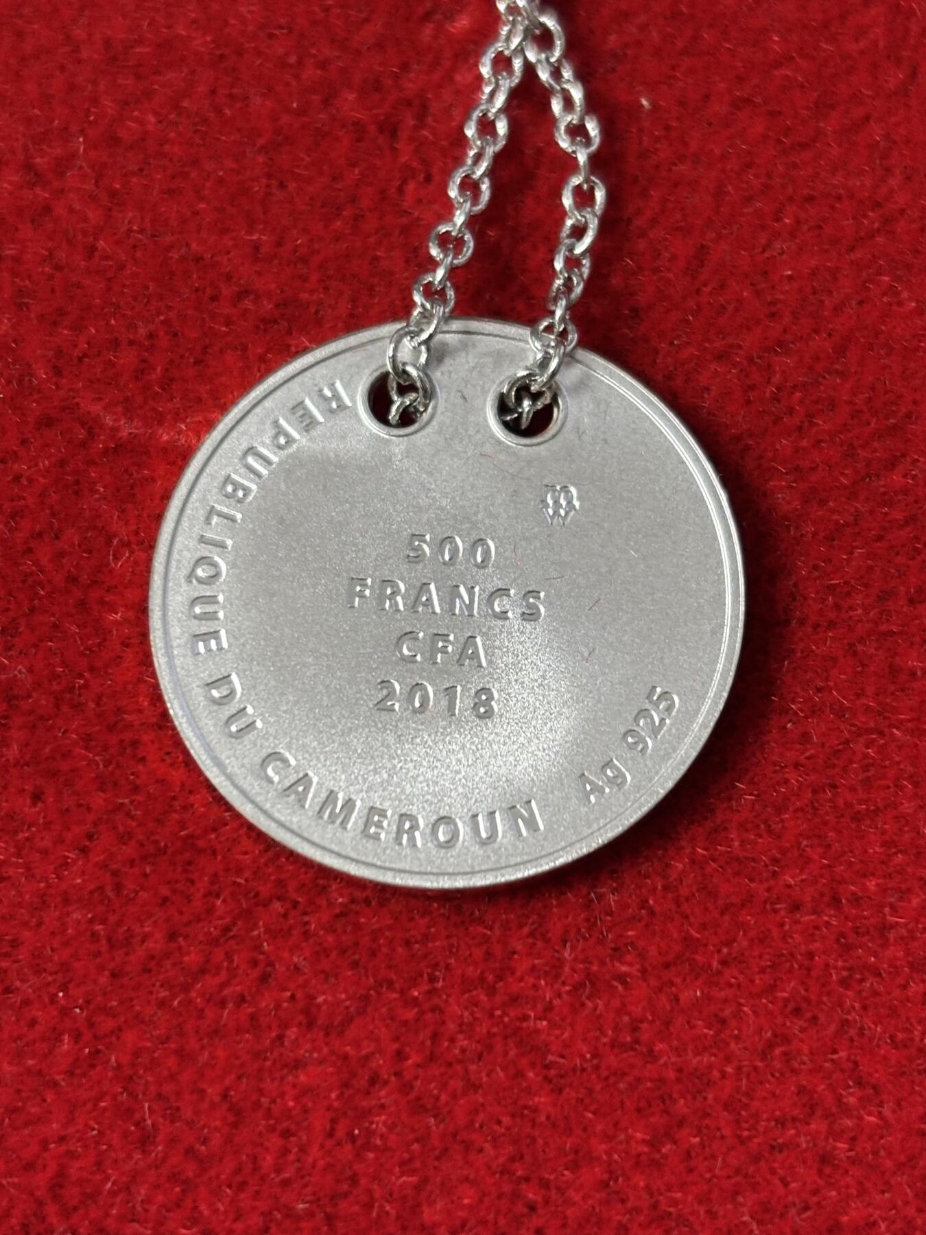 第184期拍卖 喀麦隆2018年星月天使金边币边双圆孔项链吊坠镀24K金精制银币，925银，8.8克，发行999枚