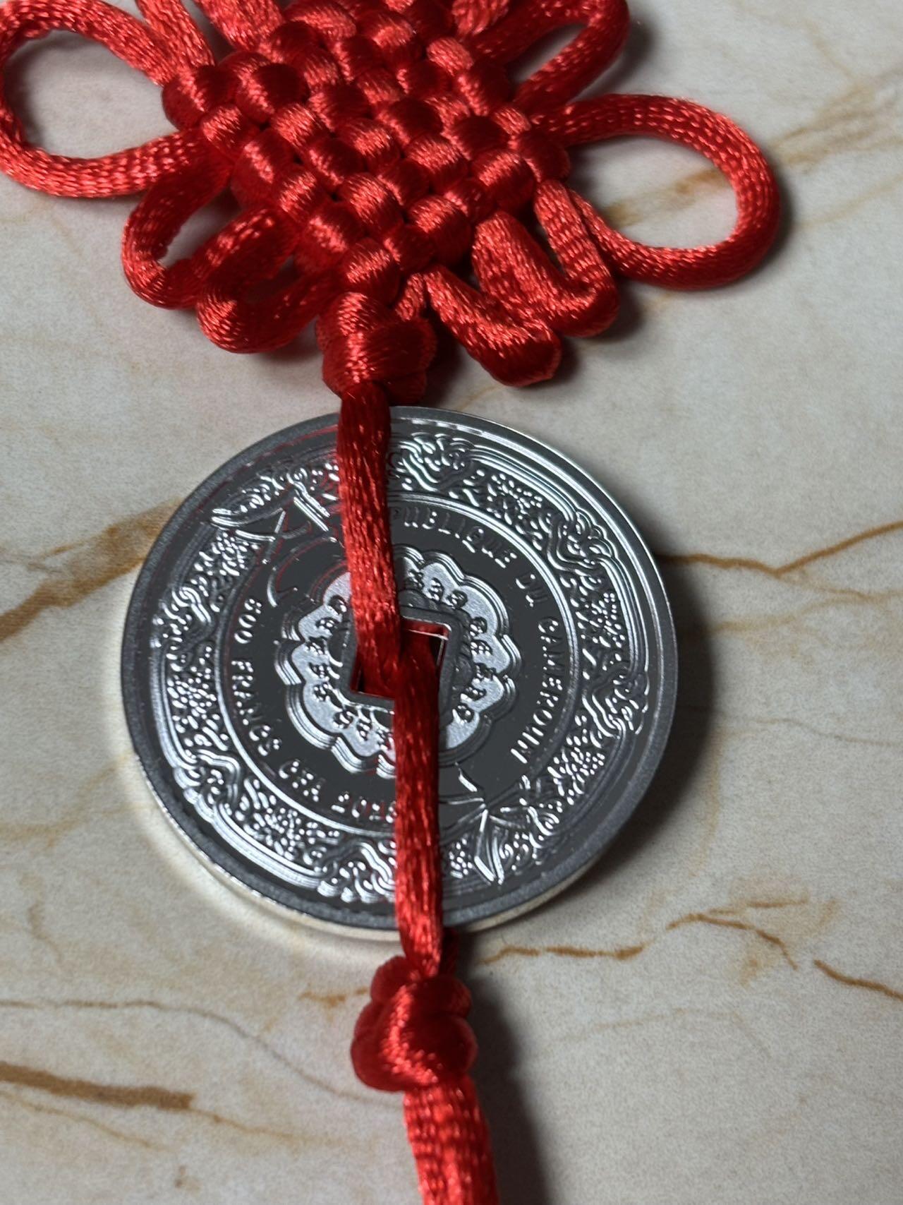 第184期拍卖 喀麦隆2018年幸运钱币系列招财猫彩色中空银币带红袋证书，999银，14.14克，发行量999枚