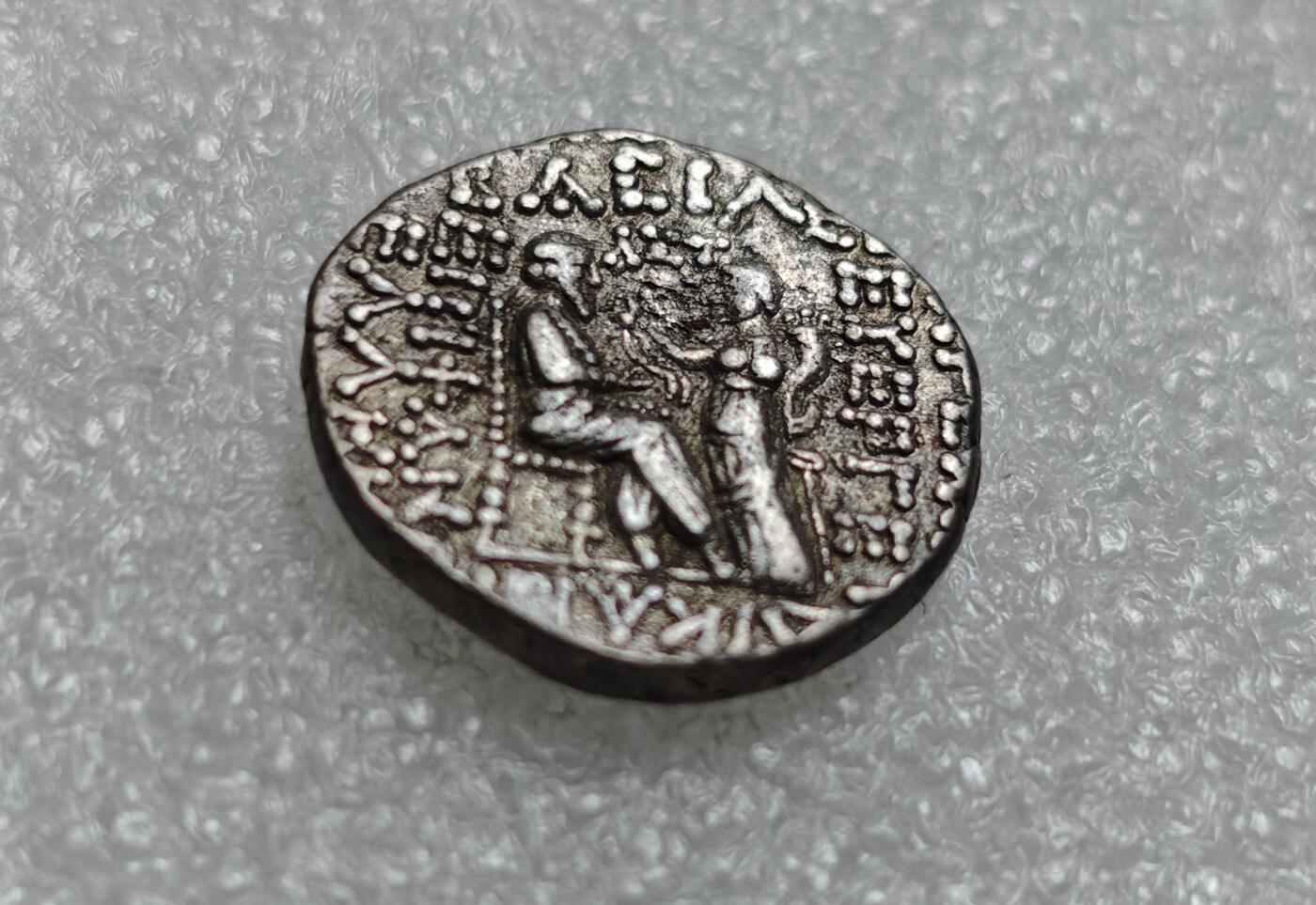 瓶子🏺第219期拍卖会  公元40-51年  戈塔尔泽斯二世（Gotarzes II）的统治时期  正面刻有国王戈塔尔泽斯二世的头像，面向左侧，头戴帕提亚王冠，面部有明显的胡须特征，展示了帕提亚国王的威严和独特的服饰风格