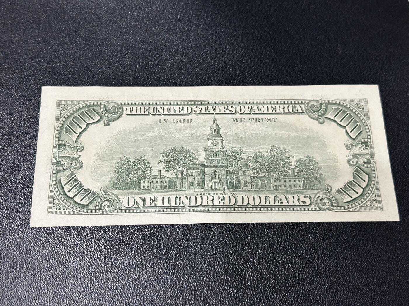 《外钞收藏家》第五百九十一期（畅拍场）（本平台长期征集拍品、欢迎藏友们联系合作） 1985年美国小头版100美元 AU品相 边上有个修补