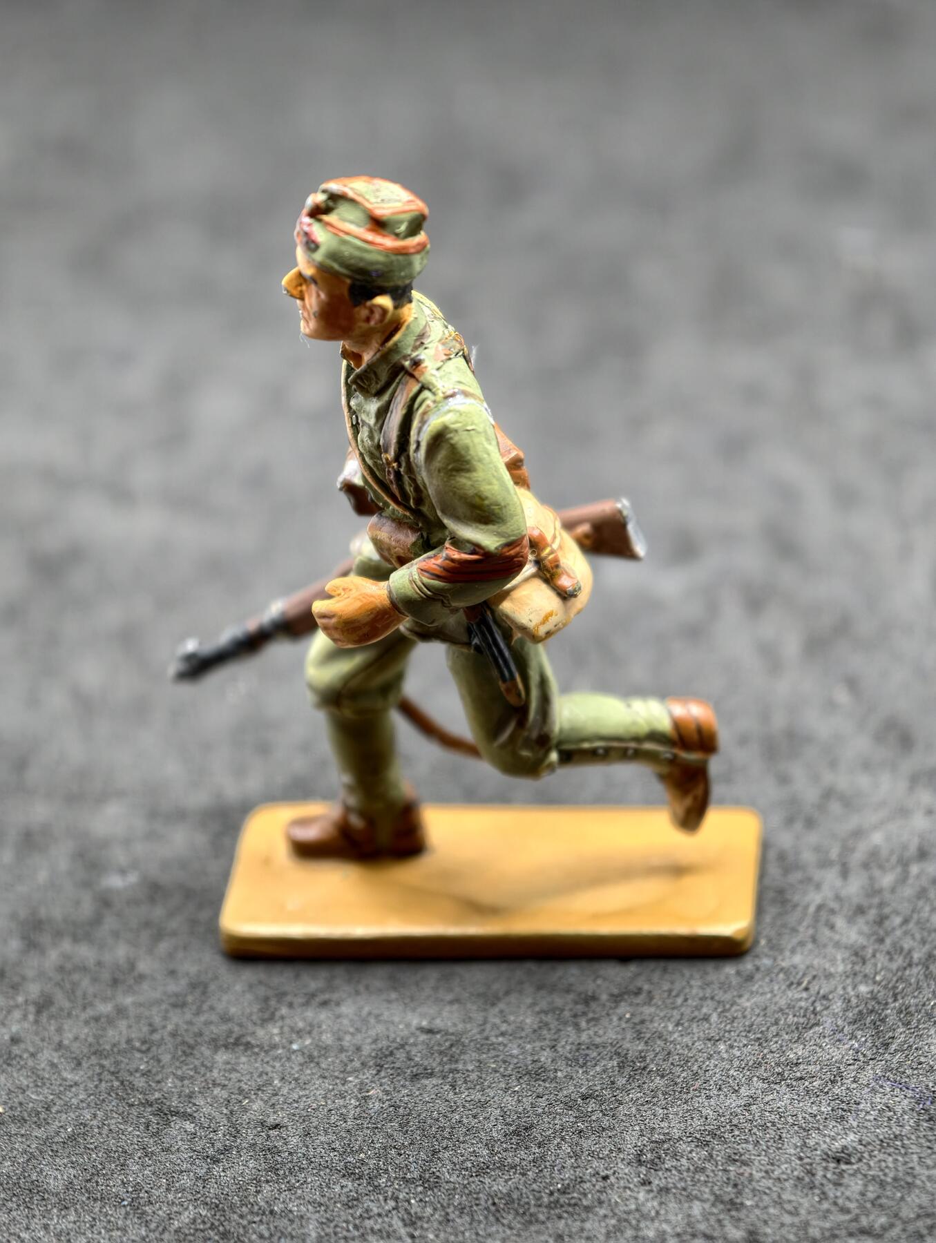 凯旋世界勋赏（第20期）（欢迎送拍）（对拍品有疑问请询问客服，不接受到手刀，出价默认拍品品相。请认真阅读拍卖规则！出价默认已认可！）（收到货请录制开箱视频，无视频概不处理问题。） 1937年西班牙国民军的步兵下士形象，属于西班牙内战时期的军事题材模型。