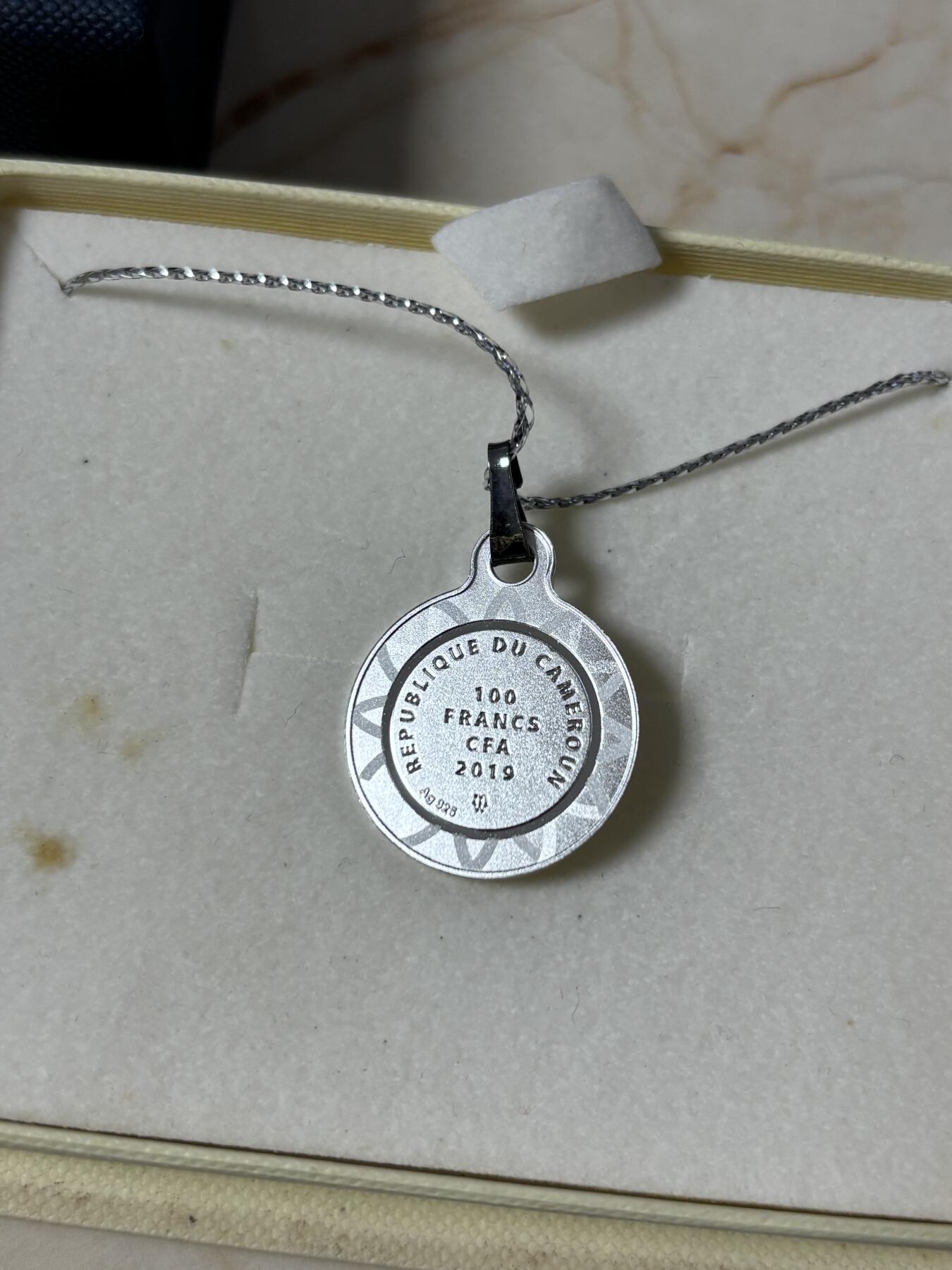 第184期拍卖 喀麦隆2019年四叶草镶嵌水晶纪念银币吊坠，925银，2.2克，发行500枚