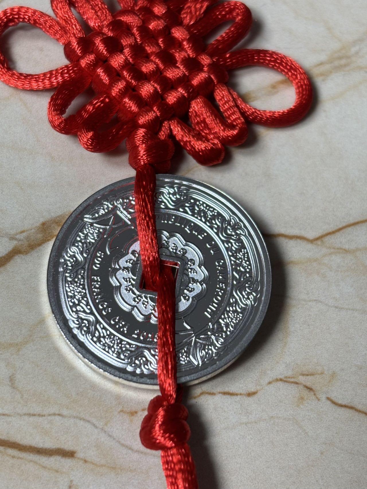 第184期拍卖 喀麦隆2018年幸运钱币系列招财猫彩色中空银币带红袋证书，999银，14.14克，发行量999枚