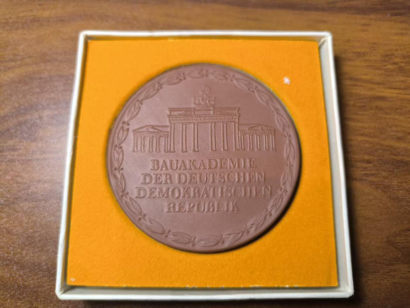 罗岚⭐新藏⭐特惠专拍第一场-分享拍场赚佣 民主德国 国家工程建设研究院荣誉服役勋章牌带盒  梅森厂标