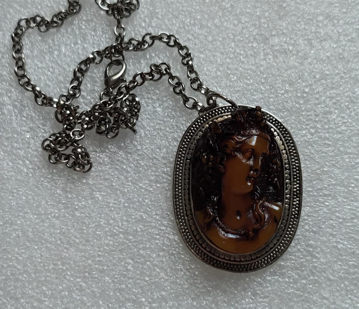 瓶子🏺第219期拍卖会  早期树脂高浮雕雕刻卡梅奥