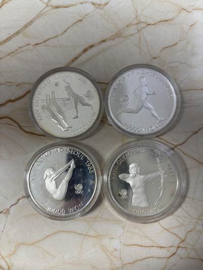 第183期拍卖 - 韩国1988年汉城奥运会射箭，跑步，体操，排球纪念银币4枚，925银，33.5*4，有氧化，银价1617元左右，