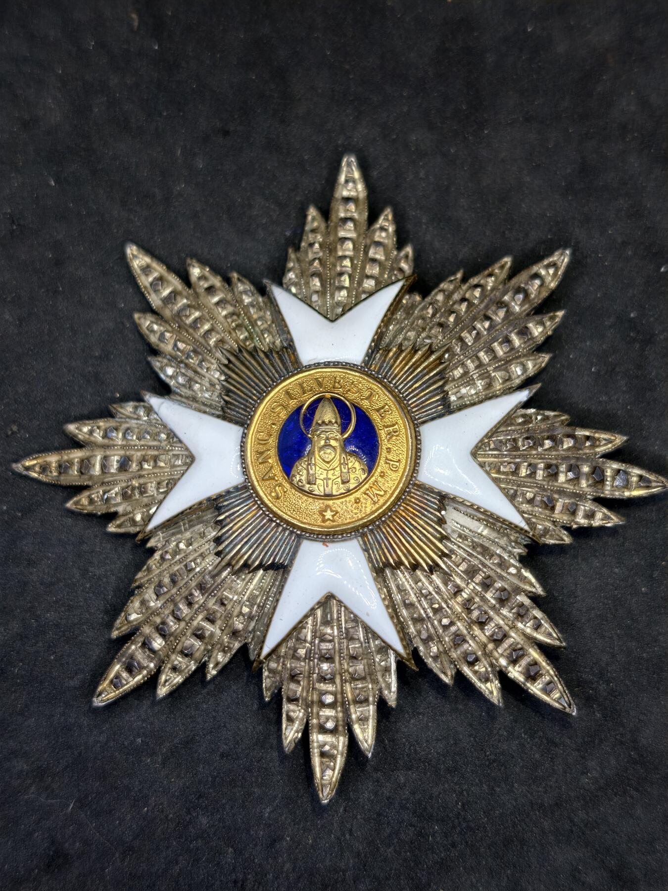 凯旋世界勋赏（第20期）（欢迎送拍）（对拍品有疑问请询问客服，不接受到手刀，出价默认拍品品相。请认真阅读拍卖规则！出价默认已认可！）（收到货请录制开箱视频，无视频概不处理问题。） 教皇国 圣西尔维斯特勋章 大星芒银制