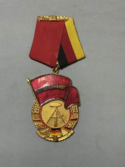 盛世勋华——号角文化勋章邮票专场拍卖第291期 - 东德三级劳动红旗勋章