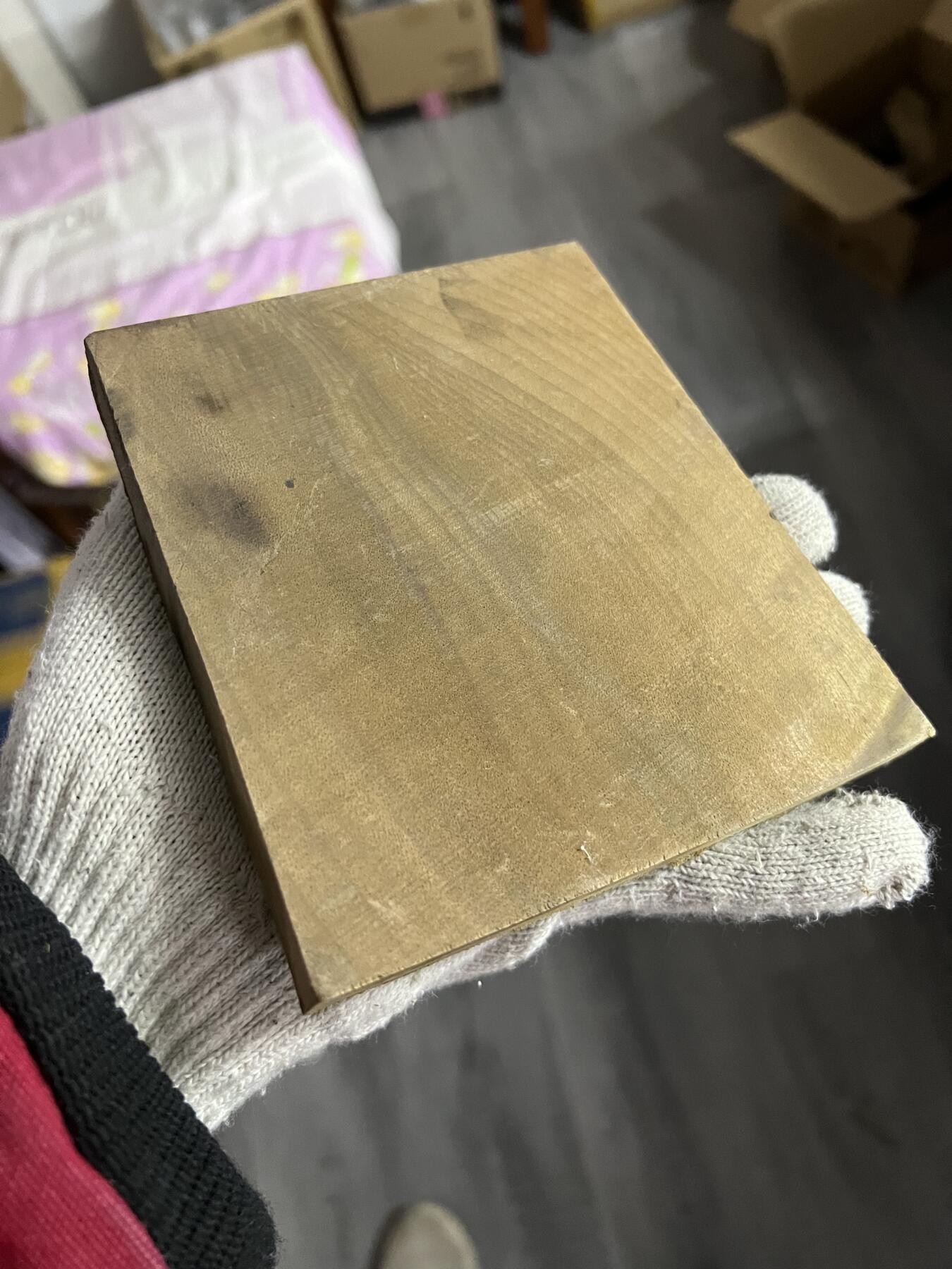 零元拍：NO.5 金丝楠牌子 满金丝 果香满满 尺寸：12.5/13/1.5CM。因为是原材料，木材还未干透