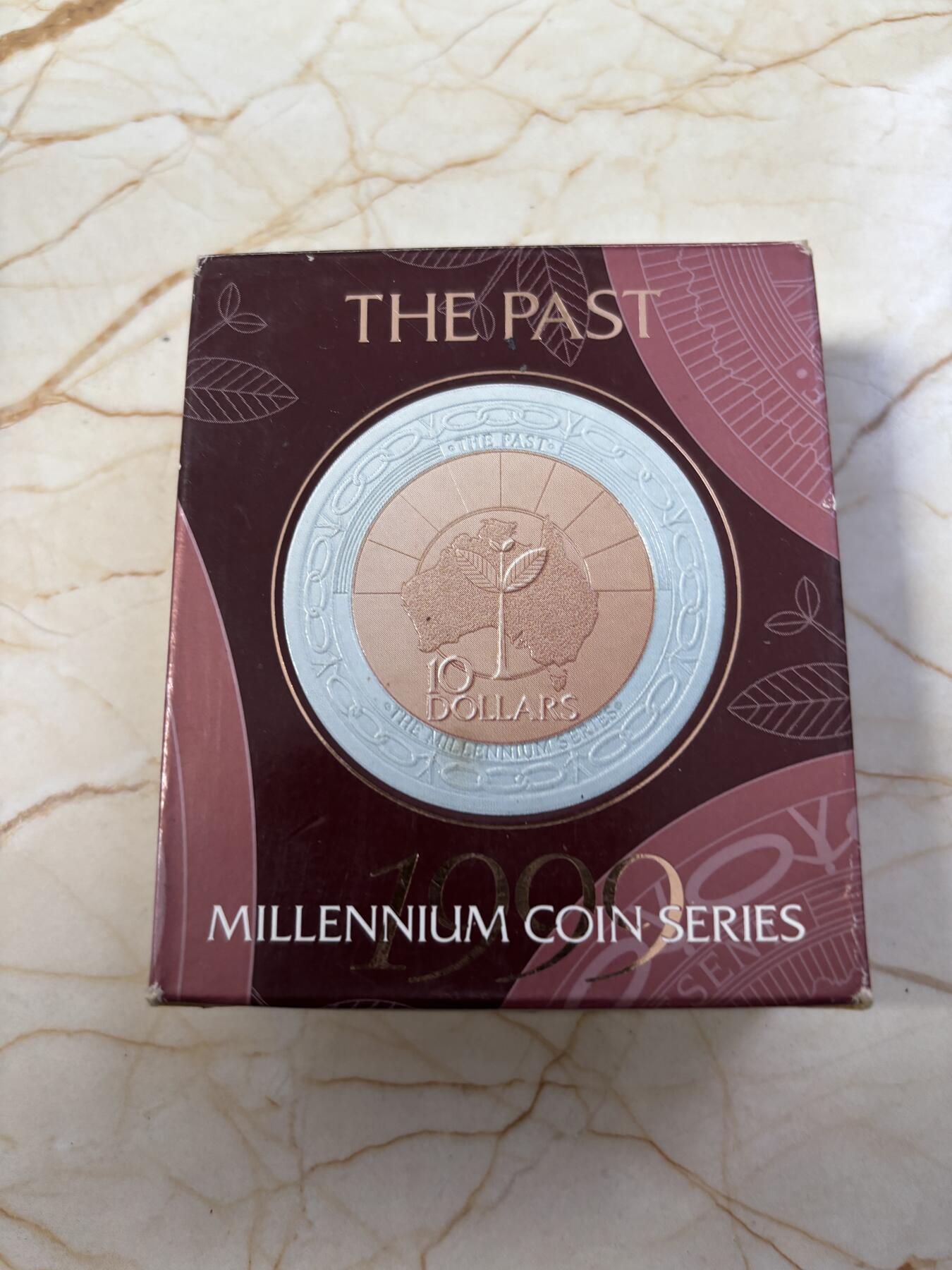 第184期拍卖 澳大利亚1999年千禧年过去精制双色银币，外环999银，内心铜，重量:33.16克，直径：38.74毫米发行：20000枚