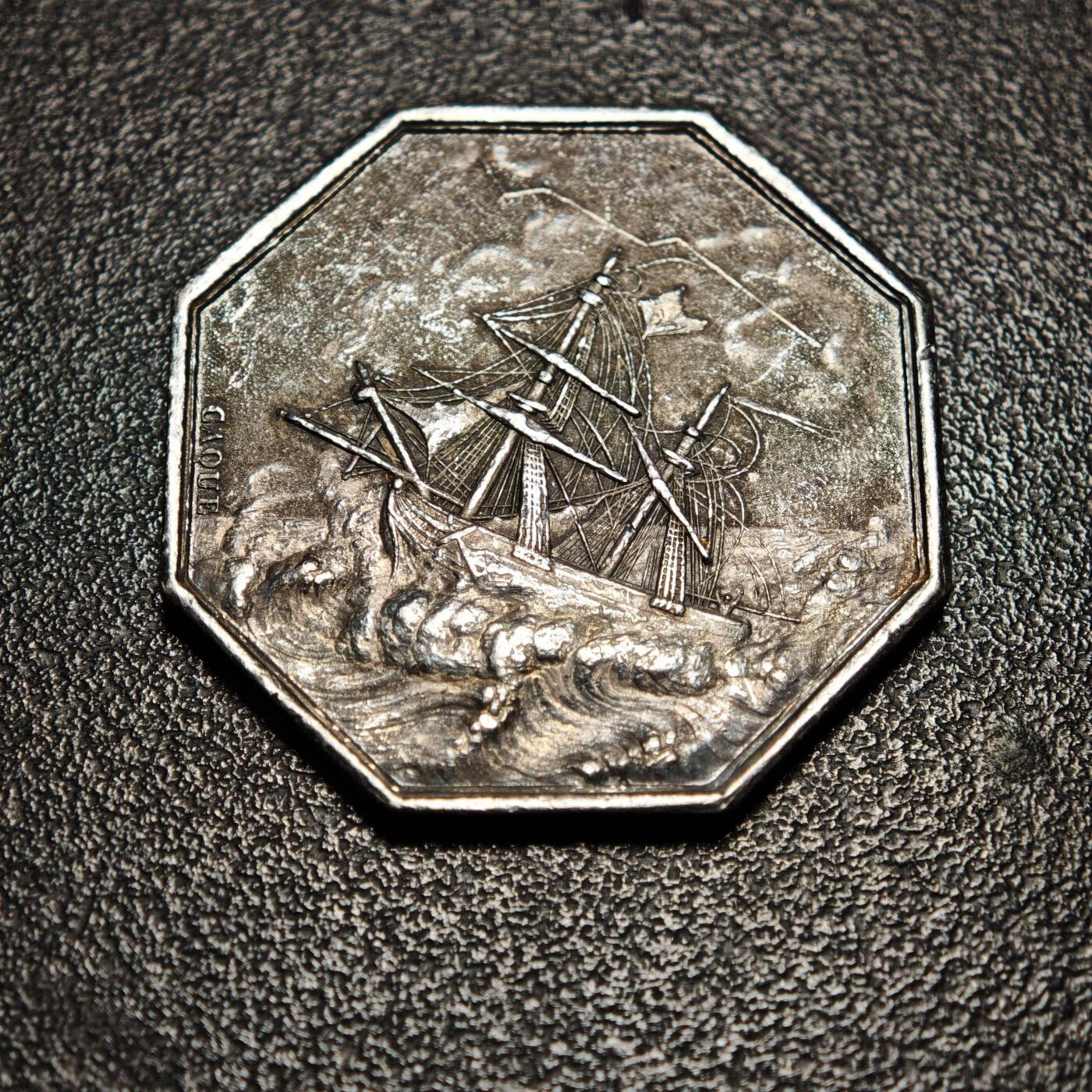 【德藏】世界币章拍卖第156期（拍品征集中~欢迎藏友联系） 名誉品 1832-1841年 法国海洋保险公司美人鱼海妖八角银质代币银章 油灯边铭 (新版法国八角代用币目录封面同款) 浓墨重彩包浆 直径约：33mm；重约：16.9g