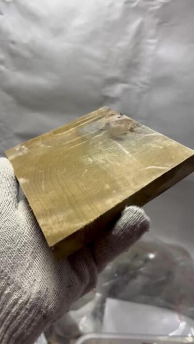 零元拍：NO.5 金丝楠牌子 满金丝 果香满满 尺寸：12.5/13/1.5CM。因为是原材料，木材还未干透