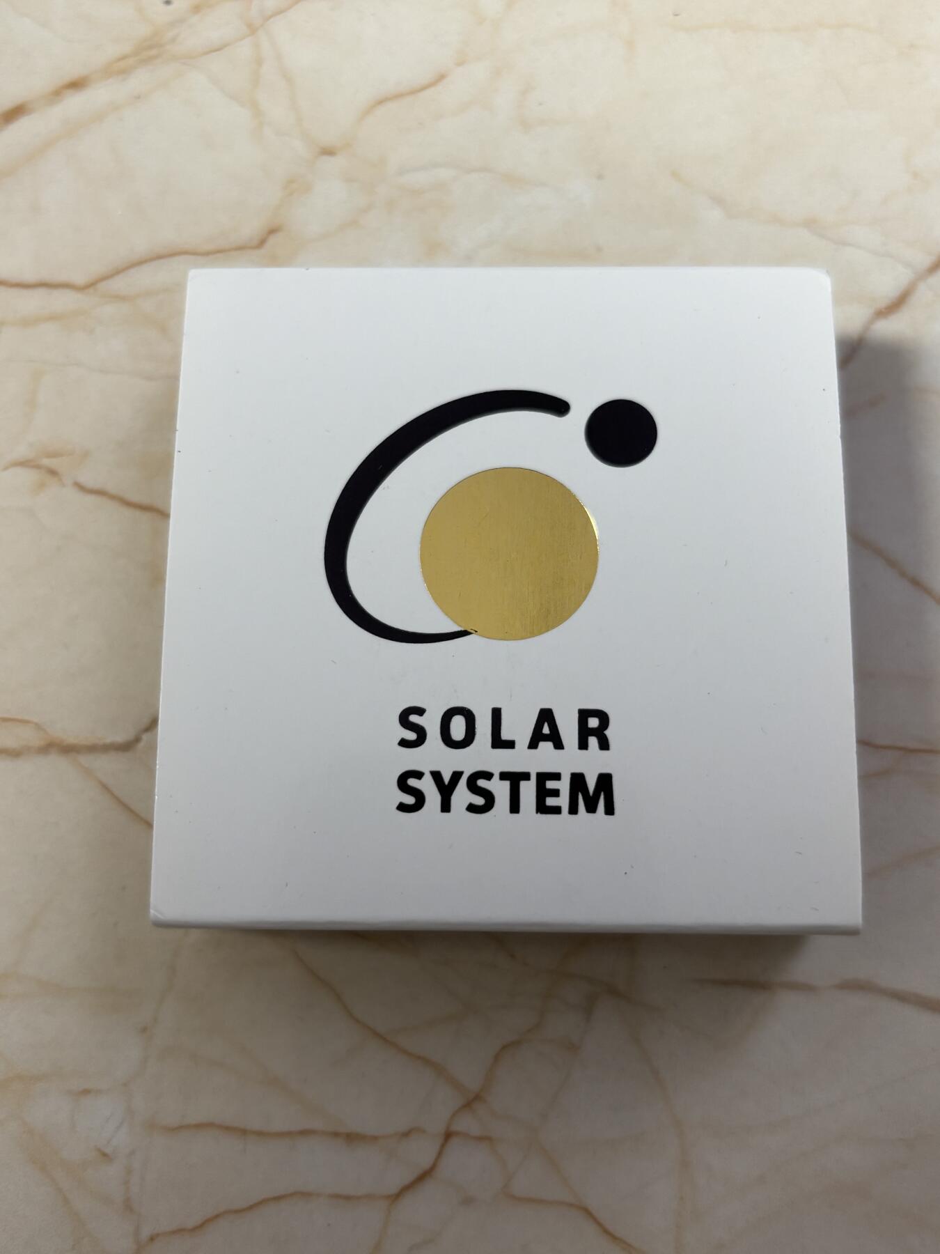 第184期拍卖 帕劳2018年太阳系系列2天王星镶蓝色铌金属彩银币，金属:999银/998铌，重量:15克(8.3克银/6.7克铌），发行：3000枚