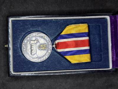 凯旋世界勋赏（第20期）（欢迎送拍）（对拍品有疑问请询问客服，不接受到手刀，出价默认拍品品相。请认真阅读拍卖规则！出价默认已认可！）（收到货请录制开箱视频，无视频概不处理问题。） - 伪蒙建国带盒