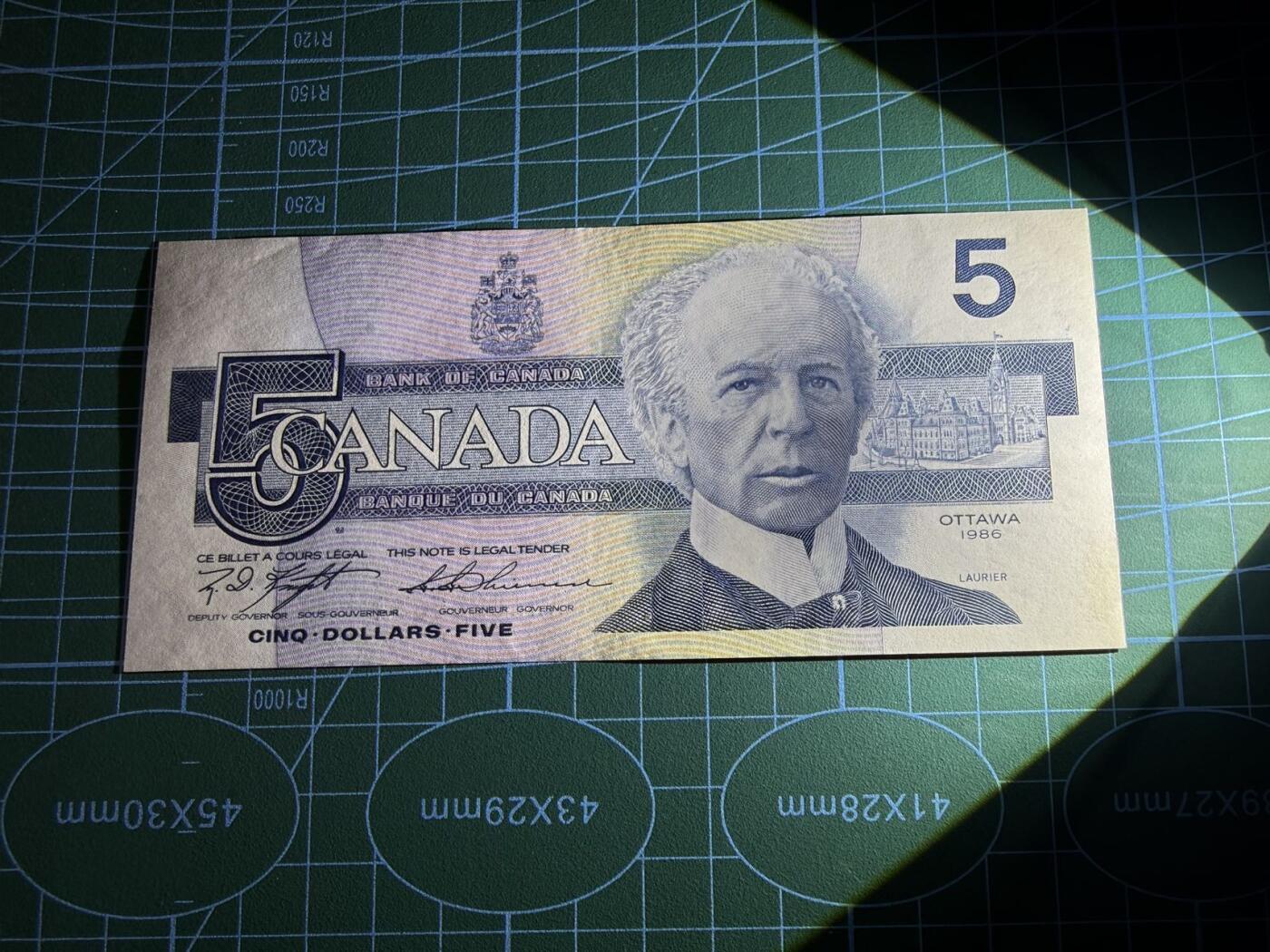 【炜奕收藏】，第五十二期 1986年加拿大5元，UNC-品相，有潮斑